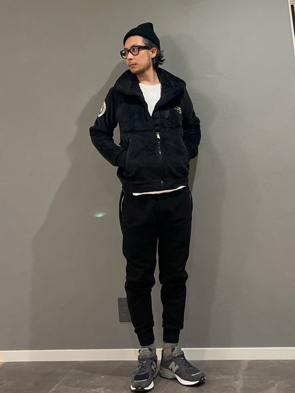 ブラック系のブルゾン、ブラック系のその他パンツ、グレー系のスニーカーを着用したメンズの冬コーディネートの2枚目の写真