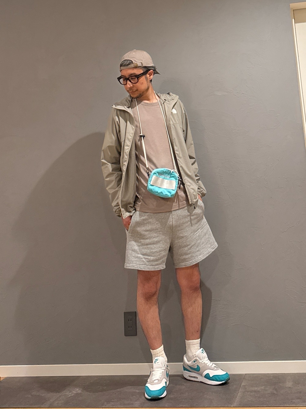 「メガネ男子、レイヤードスタイル、スポーツミックス、淡色コーデ、キャップ、ハーフパンツ、スニーカー、夏コーデ、お出かけコーデ、フェススタイル、アウトドアスタイル、パーカー、スウェットパンツ、ショルダーバッグ」｜「THE NORTH FACEのザ・ノースフェイス / スワローテイルフーディ NPW22202 （レディース）（ナイロンジャケット、グレー系）」を使った、BT4.0さん（メンズ・172cm）の夏コーディネートの2枚目の写真
