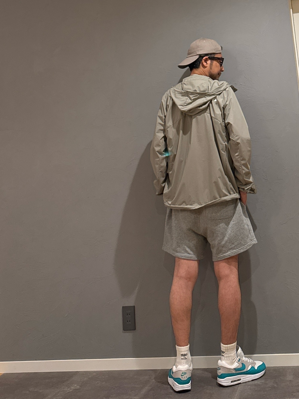 「メガネ男子、レイヤードスタイル、スポーツミックス、淡色コーデ、キャップ、ハーフパンツ、スニーカー、夏コーデ、お出かけコーデ、フェススタイル、アウトドアスタイル、パーカー、スウェットパンツ、ショルダーバッグ」｜「THE NORTH FACEのザ・ノースフェイス / スワローテイルフーディ NPW22202 （レディース）（ナイロンジャケット、グレー系）」を使った、BT4.0さん（メンズ・172cm）の夏コーディネートの3枚目の写真