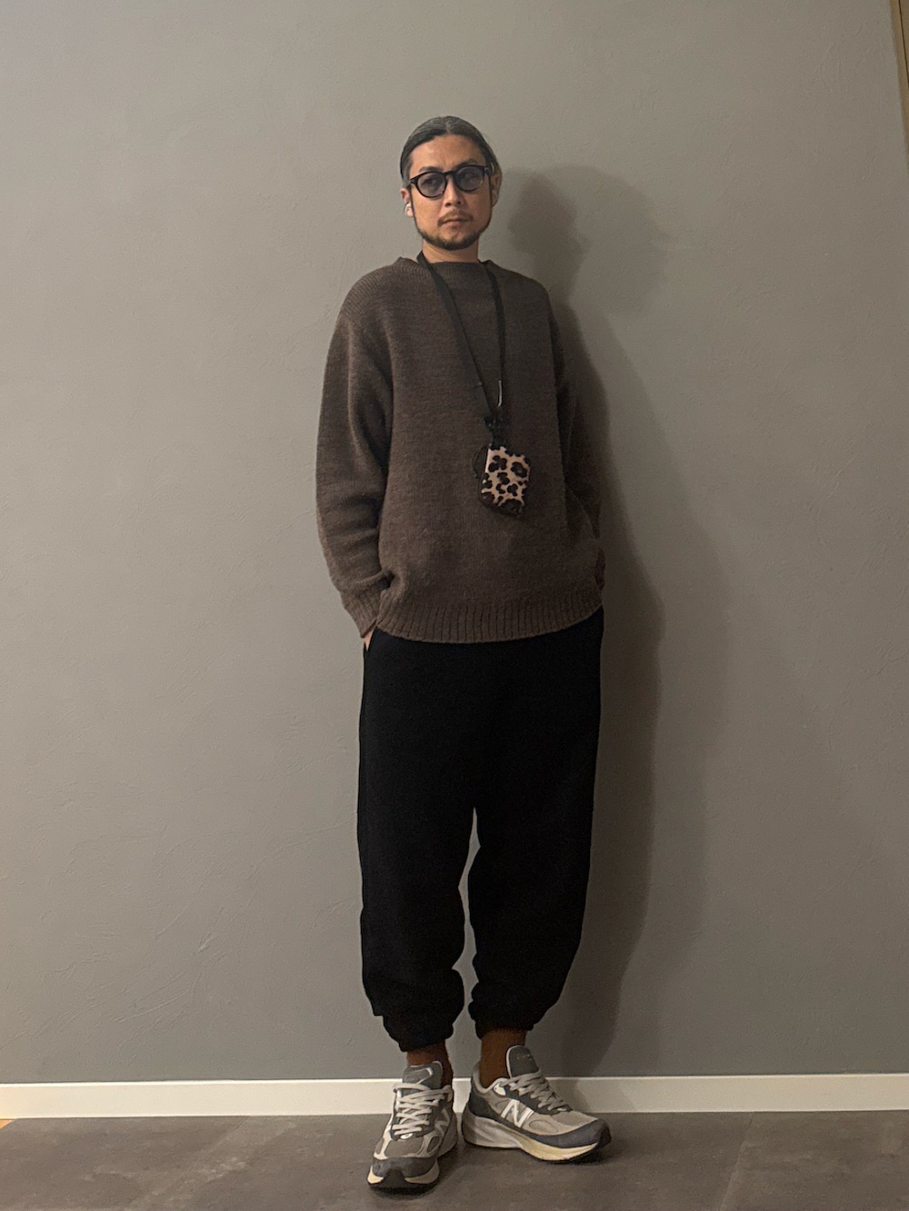「最近のいい感じコーデ、冬コーデ、きれいめカジュアル、ロングコート、スニーカー、モード、お出かけコーデ、冬アウター、ニット、ミニバッグ、ブラウン、サングラス」｜「STILL BY HANDのbottleneck pullover knit¥22,000（ニット/セーター、ブラウン系）」を使った、BT4.0さん（メンズ・172cm）の冬コーディネートの2枚目の写真