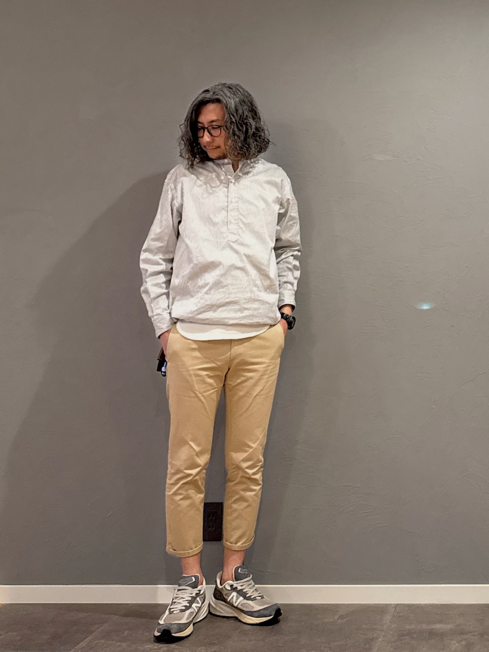 「春コーデ、ストライプシャツ、春物アウター、スプリングコート、チノパン、メガネ男子、ローテクスニーカー、ハイテクスニーカー、春色、きれいめカジュアル、スニーカー、レイヤードスタイル、淡色コーデ、シャツスタイル、お出かけコーデ」｜「BRITISH MADEのアイテム（シャツ/ブラウス、グレー系）」を使った、BT4.0さん（メンズ・172cm）の春コーディネートの4枚目の写真
