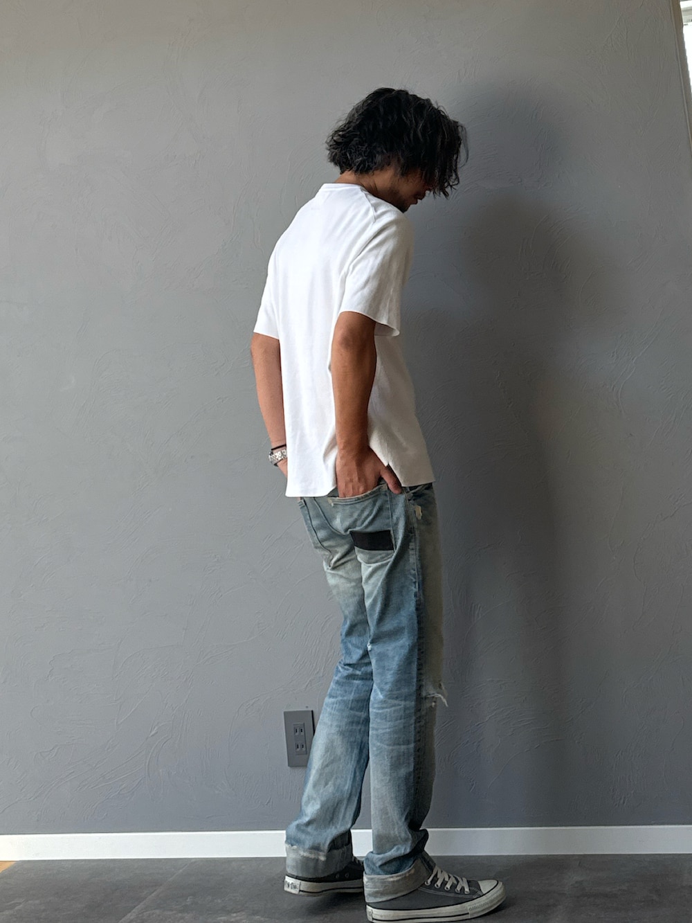 「白Tシャツ、休日スタイル、夏コーデ、スニーカー、シンプルコーデ、シンプル、ロールアップ、ダメージデニムパンツ、ニット、海外セレブ風、アウトドアスタイル、LA、夏休み、アツいコーデ全部見せ」｜「BATONERの【BATONER】スーピマコットンスムースT/32GスムースT/BN-18SM-022（Tシャツ/カットソー、ホワイト系）」を使った、BT4.0さん（メンズ・172cm）の夏コーディネートの3枚目の写真