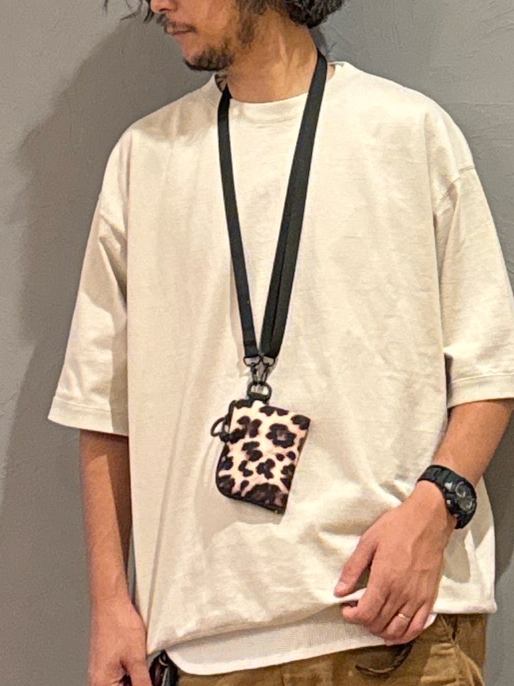 「ショートパンツ、ハーフパンツ、レイヤードスタイル、夏コーデ、サンダル、サンダルに靴下、フェススタイル、サングラス、テーマパークコーデ、シンプル、白Tシャツ、ビルケンシュトック」｜「CIAOPANIC TYPYのペーパー天竺Tee（Tシャツ/カットソー、ベージュ系）」を使った、BT4.0さん（メンズ・172cm）の夏コーディネートの2枚目の写真