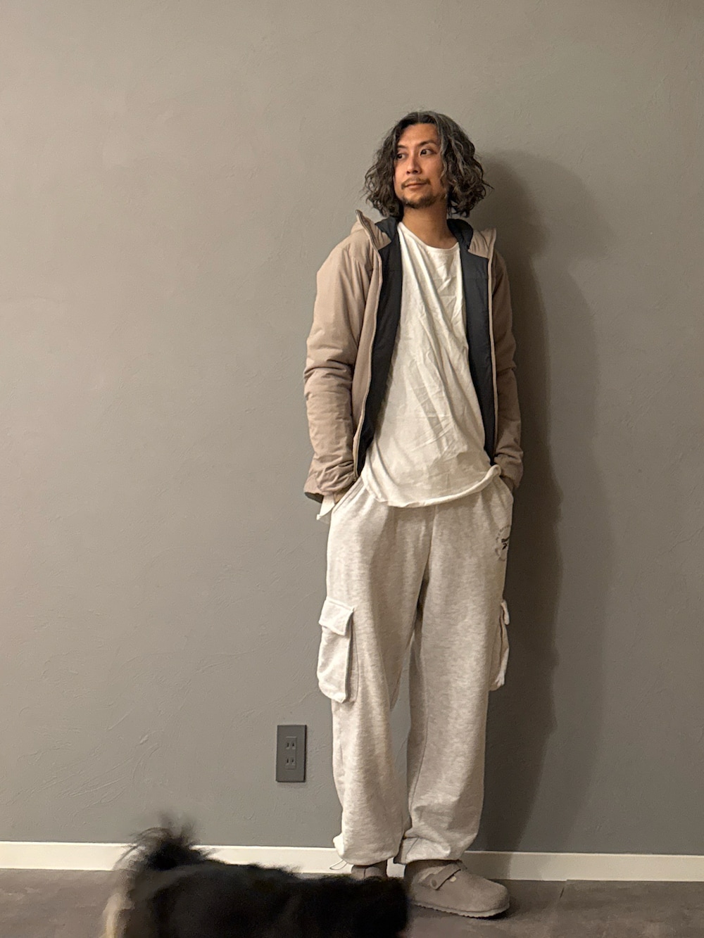 「淡色コーデ、カーゴパンツ、スウェットパンツ、スウェット、ホワイトコーデ、冬コーデ、休日スタイル、ワイドパンツ、レイヤードスタイル、マウンテンパーカー、シェルパーカー、アウトドアスタイル、秋コーデ、大人カジュアル」｜「ARC'TERYXのARC'TERYX プロトン フーディ¥38,500（マウンテンパーカー、ベージュ系）」を使った、BT4.0さん（メンズ・172cm）の冬コーディネートの2枚目の写真