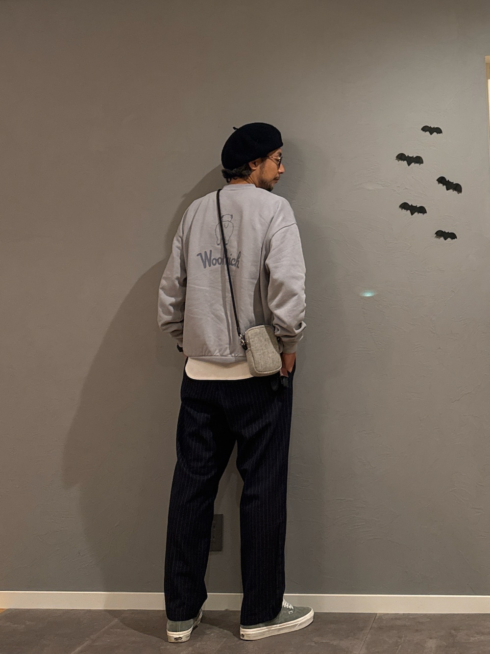 グレー系のスニーカー、ブラウン系のローファー、ブルー系のスウェットを着用したメンズの秋コーディネートの2枚目の写真