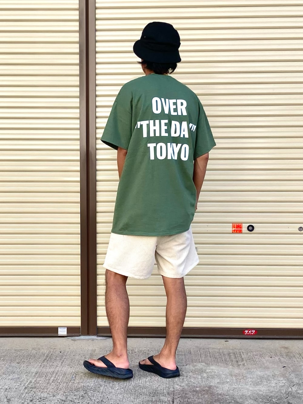 ホワイト系のその他パンツ、ブラック系のサンダル、グリーン系のTシャツ/カットソーを着用したメンズの夏コーディネートの2枚目の写真