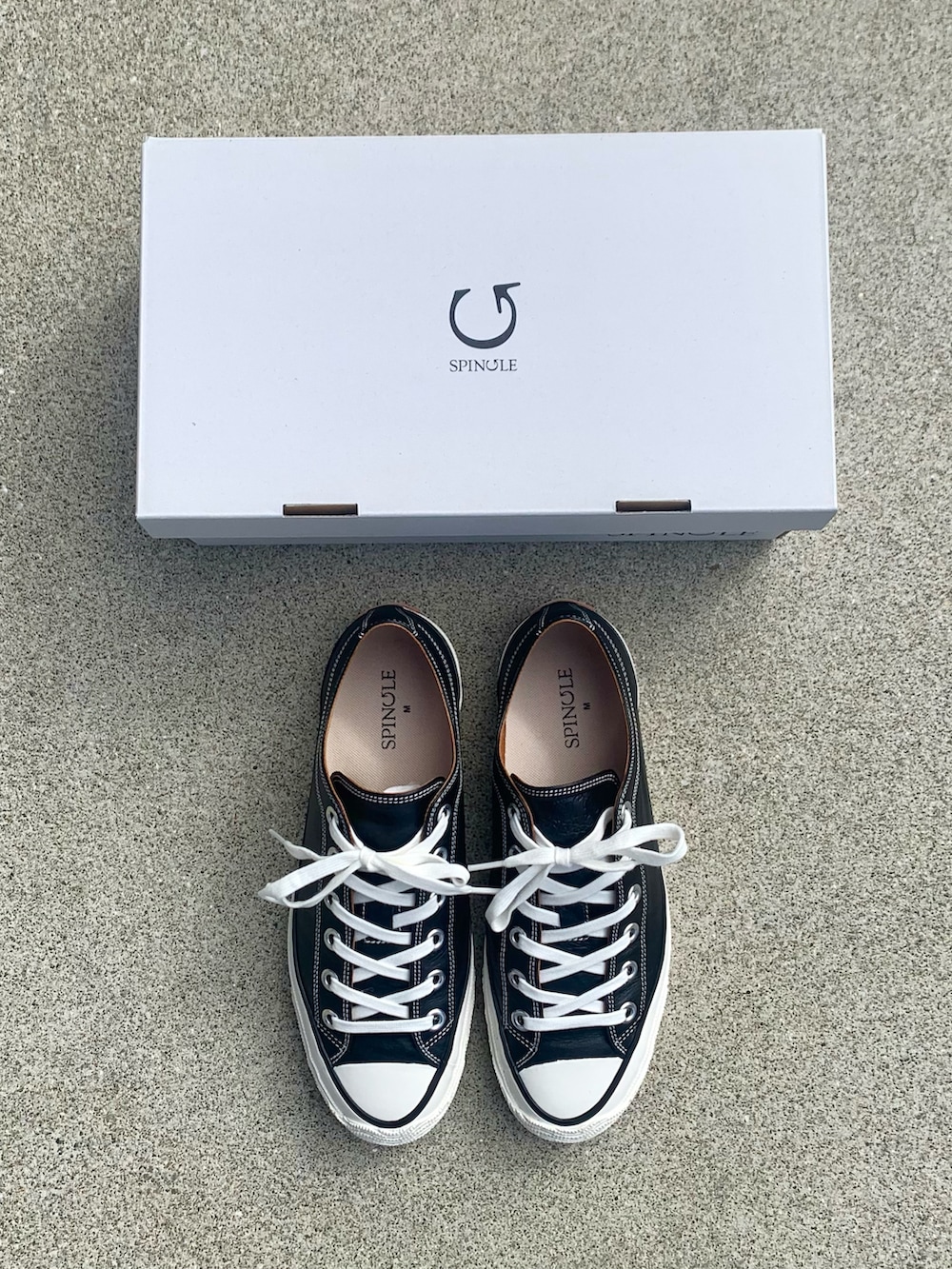 ブラック系のスニーカー、ブルー系のデニムパンツ、グリーン系のミリタリージャケットを着用したメンズの冬コーディネートの3枚目の写真