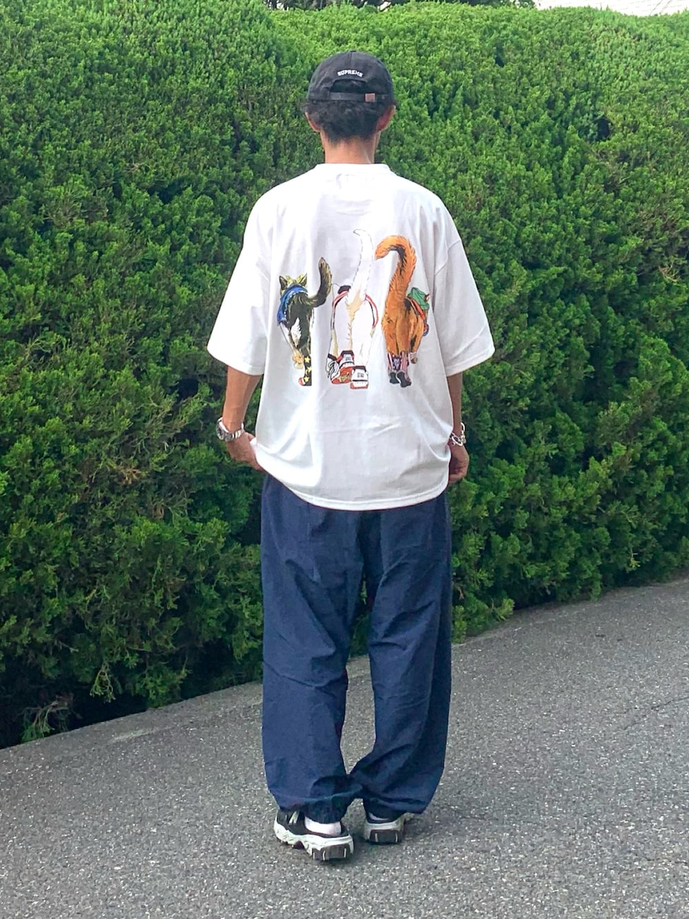 「PR、オーバーサイズ、プリントT、ナイロンパンツ、サンダル、キャップ、夏コーデ、プチプラ、さらっと晴れやかスナップ、休日スタイル、Tシャツコーデ、古着、古着MIX、ストリート」｜「CORISCOのアニマル柄Tシャツ(M1)（Tシャツ/カットソー、ホワイト系）」を使った、takuya.sさん（メンズ・171cm）の夏コーディネートの2枚目の写真