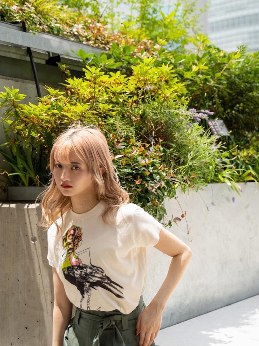 ホワイト系のシューズ、グリーン系のカーゴパンツ、ベージュ系のTシャツ/カットソーを着用したレディースの夏コーディネートの2枚目の写真