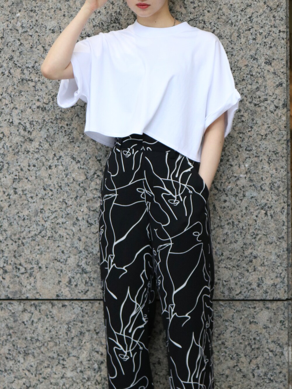 ホワイト系のTシャツ/カットソー、ブラック系のその他パンツ、ホワイト系のスニーカーを着用したレディースの夏コーディネートの2枚目の写真