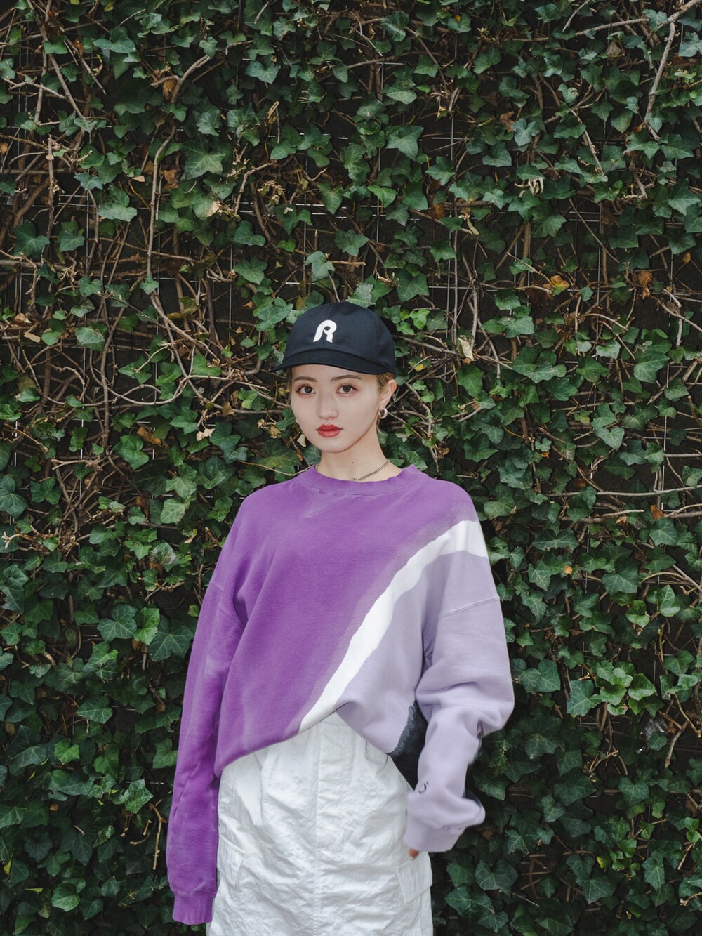 ブラック系のブーツ、ピンク系のスウェット、ホワイト系のスカートを着用したレディースの春コーディネートの2枚目の写真