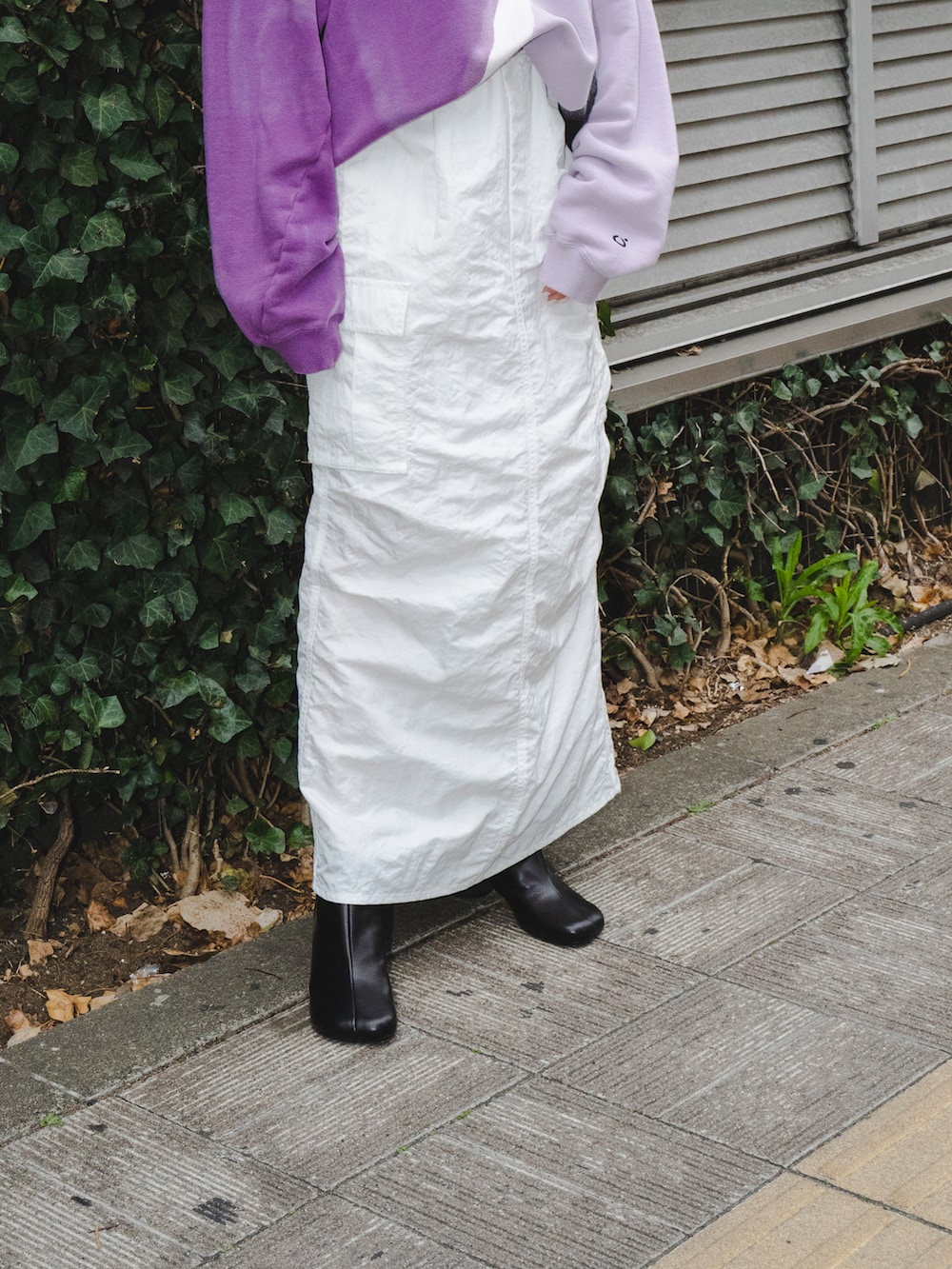 ブラック系のブーツ、ピンク系のスウェット、ホワイト系のスカートを着用したレディースの春コーディネートの4枚目の写真