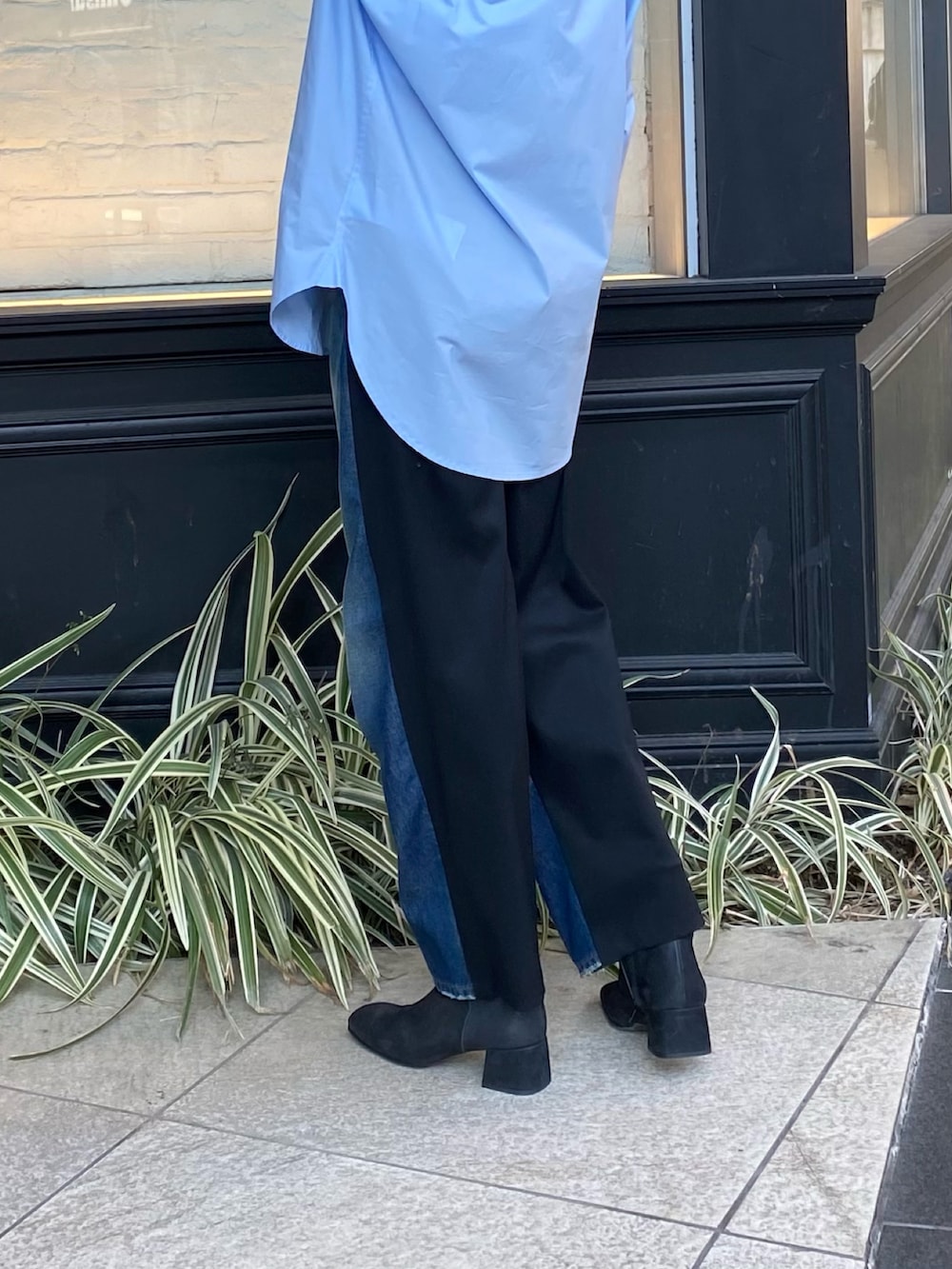 ブルー系のデニムパンツ、ブルー系のシャツ/ブラウス、ブラック系のブーツを着用したレディースの春コーディネートの2枚目の写真