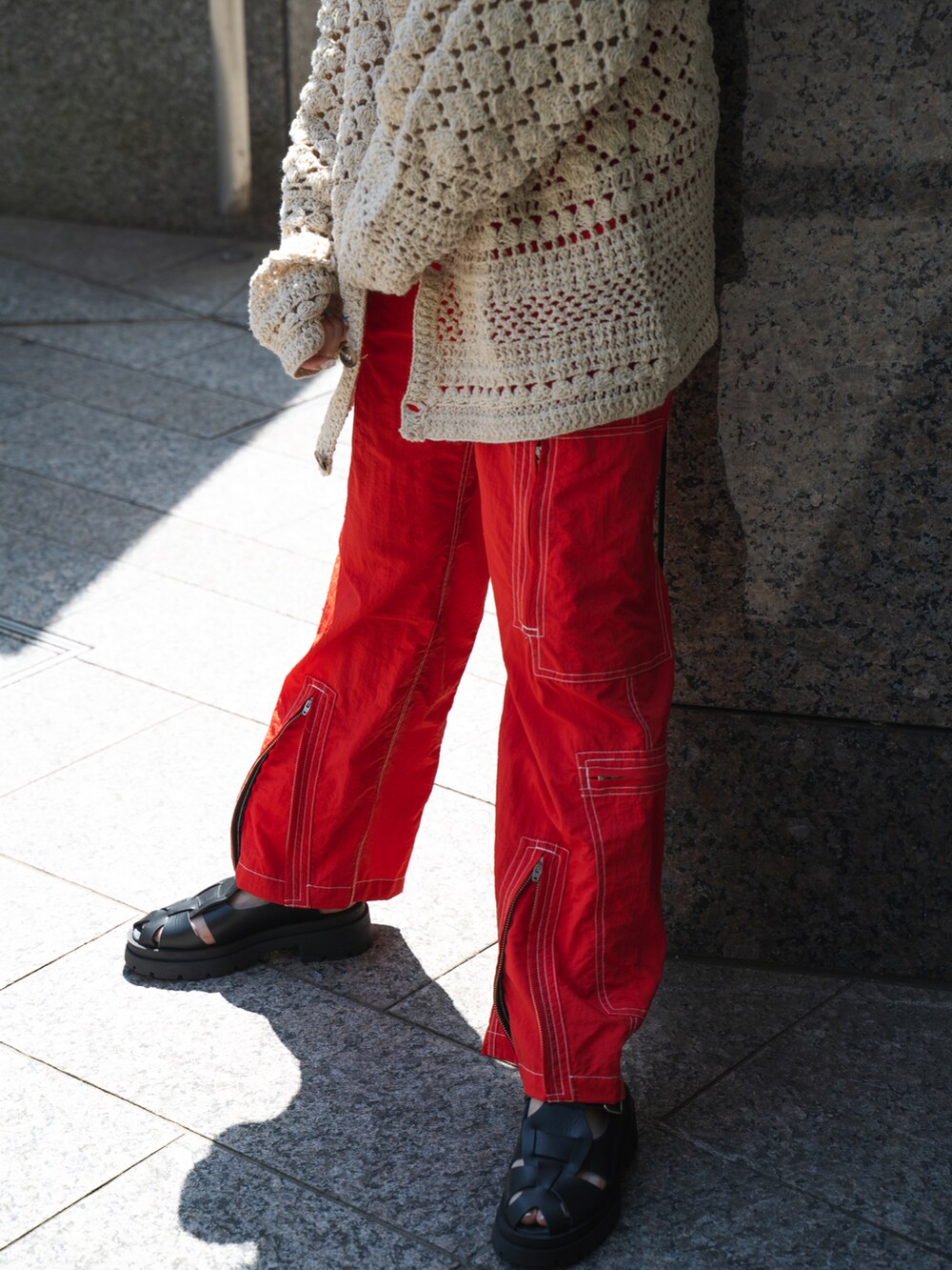 ブラック系のサンダル、ホワイト系のパンツ、ホワイト系のTシャツ/カットソーを着用したレディースの春コーディネートの3枚目の写真