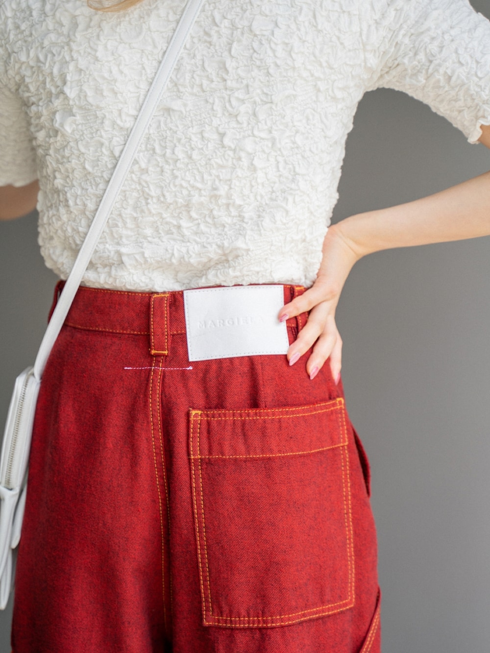 ホワイト系のTシャツ/カットソー、レッド系のデニムパンツ、ホワイト系のサンダルを着用したレディースの夏コーディネートの3枚目の写真