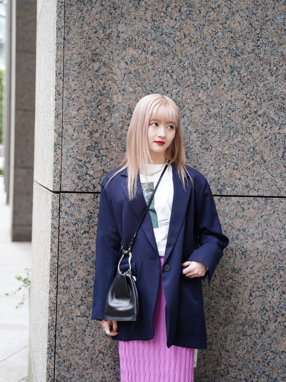 ブラック系のブーツ、ホワイト系のTシャツ/カットソーを着用したレディースの冬コーディネートの2枚目の写真