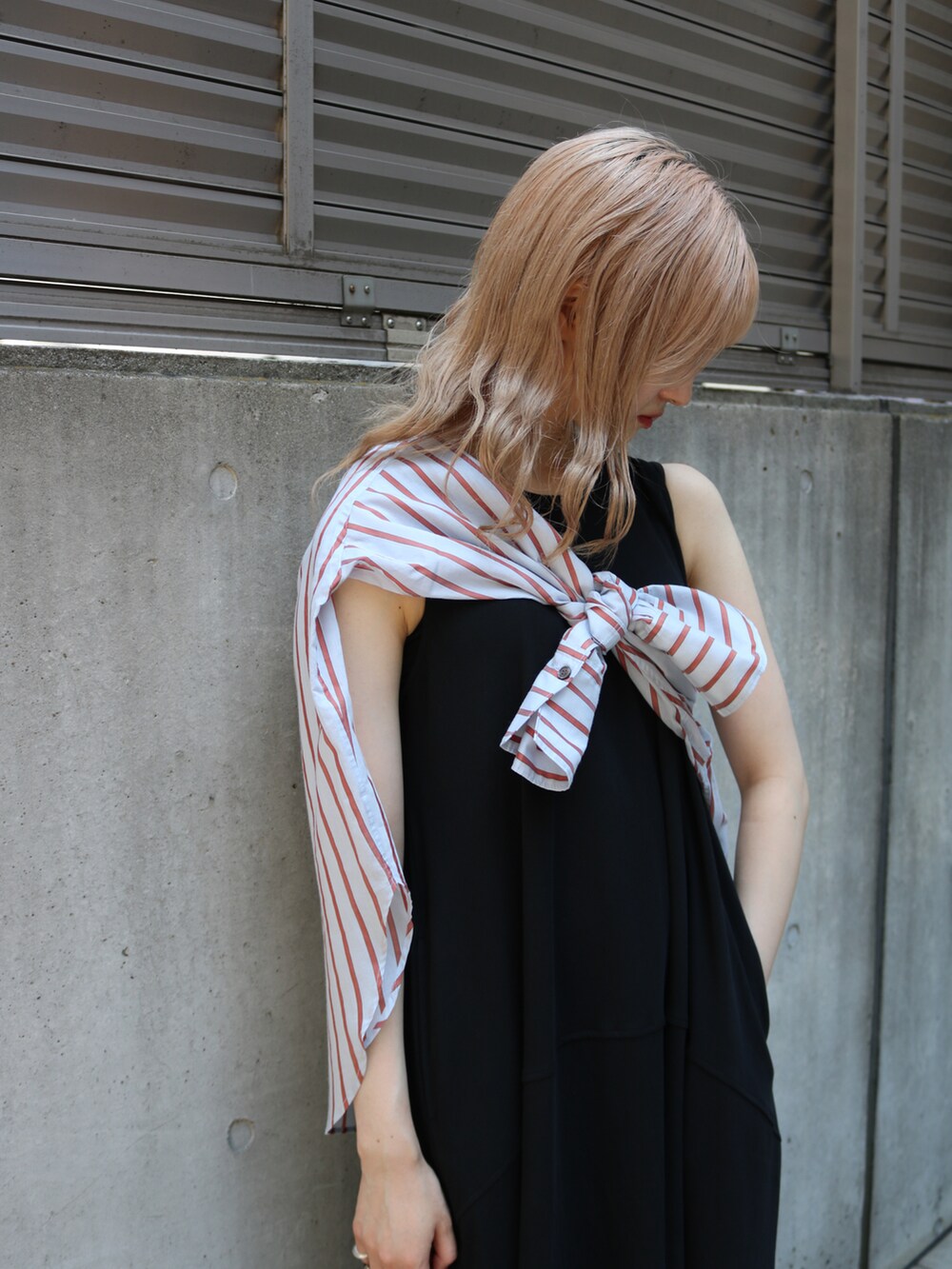 ホワイト系のシューズ、ブラック系のワンピース、レッド系のシャツ/ブラウスを着用したレディースの夏コーディネートの2枚目の写真