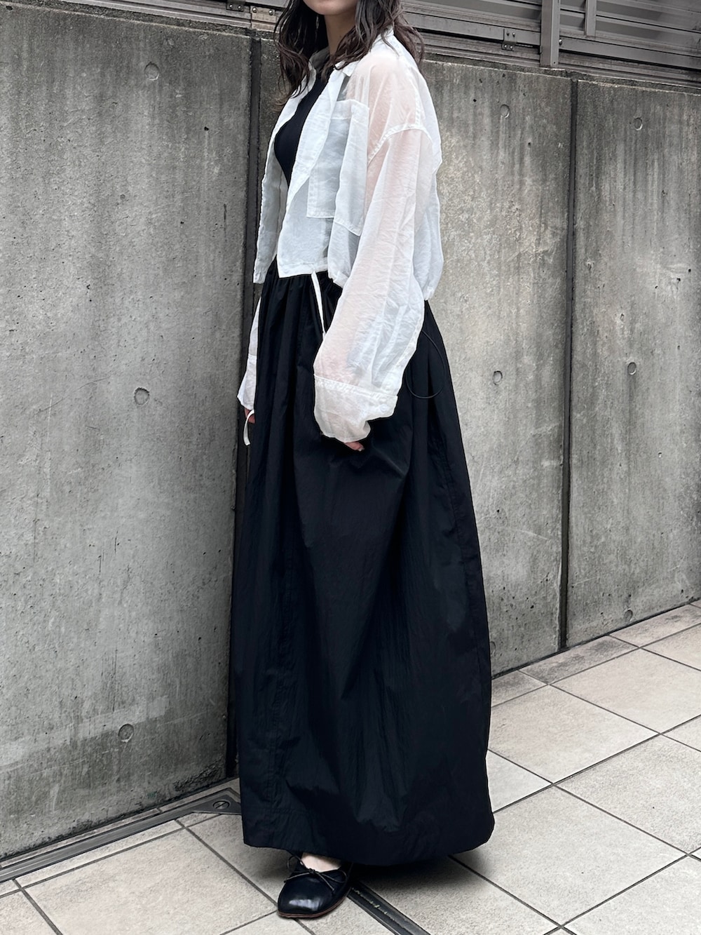 ホワイト系のシャツ/ブラウス、ブラック系のワンピース、ブラック系のバレエシューズを着用したレディースの夏コーディネートの2枚目の写真