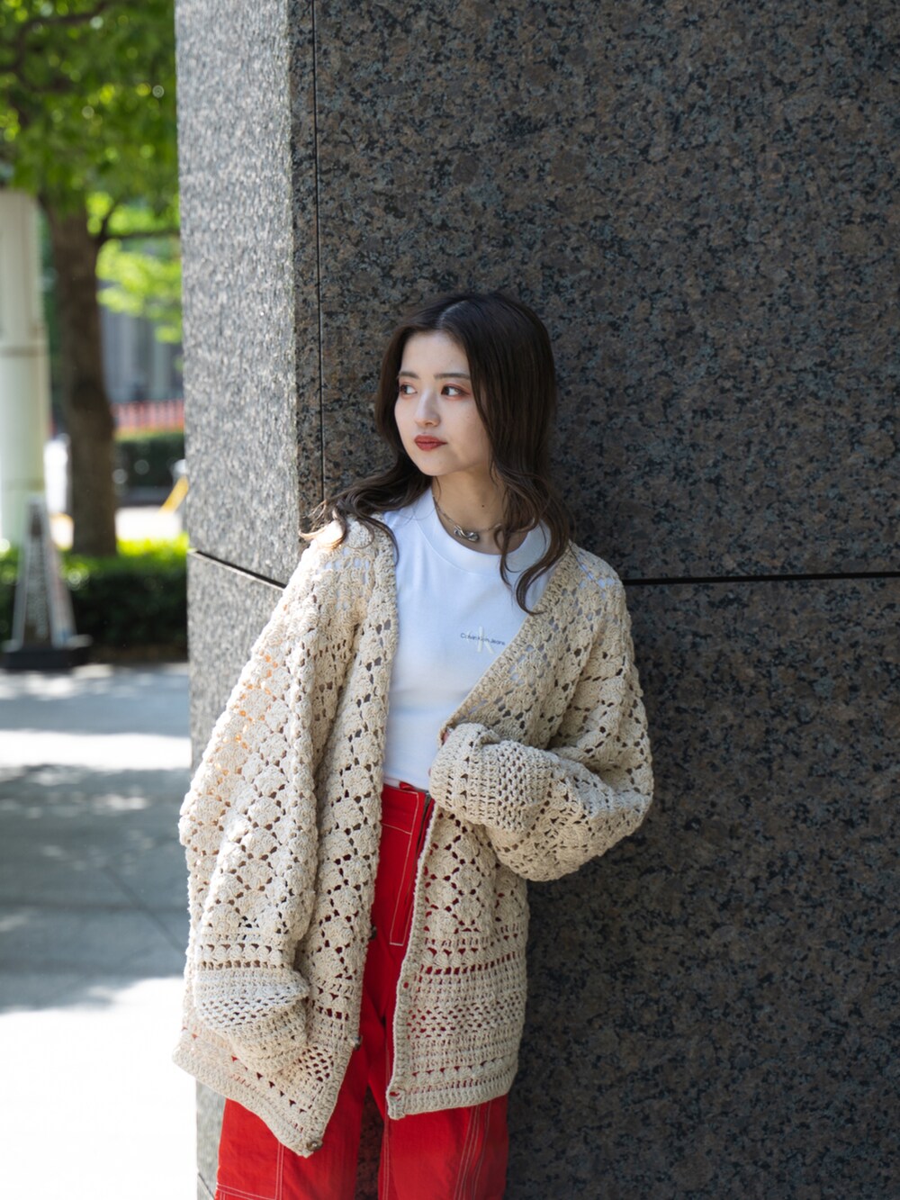 ブラック系のサンダル、ホワイト系のパンツ、ホワイト系のTシャツ/カットソーを着用したレディースの春コーディネートの2枚目の写真