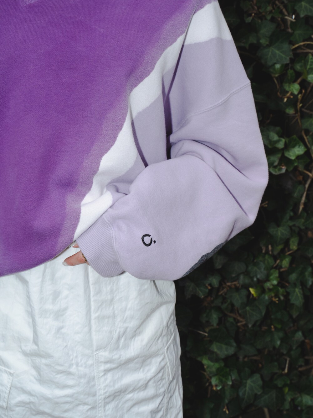 ブラック系のブーツ、ピンク系のスウェット、ホワイト系のスカートを着用したレディースの春コーディネートの3枚目の写真