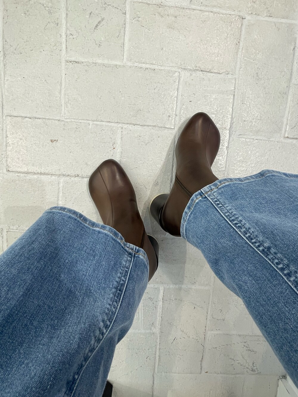 イエロー系のシャツ/ブラウス、ブラウン系のベスト、ブルー系のデニムパンツを着用したレディースの夏コーディネートの2枚目の写真