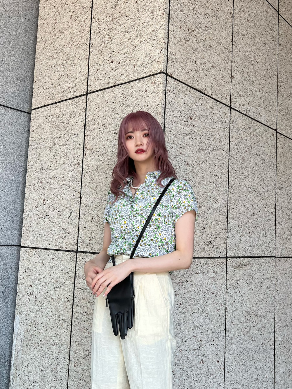 イエロー系のスラックス、ホワイト系のシャツ/ブラウス、ホワイト系のスニーカーを着用したレディースの夏コーディネートの2枚目の写真