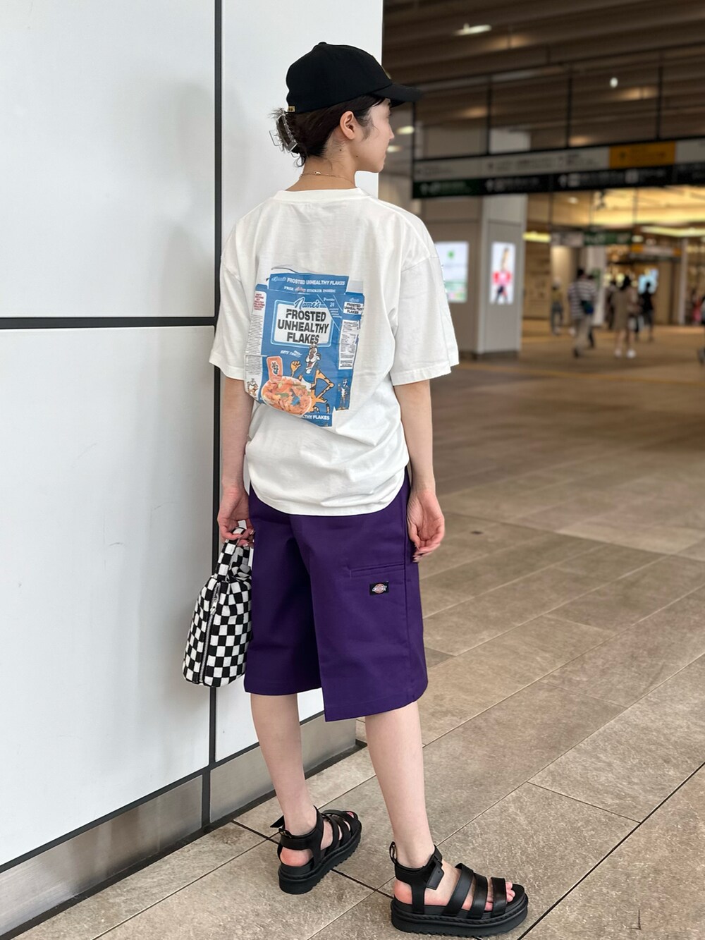 ホワイト系のTシャツ/カットソー、パープル系のその他パンツ、ブラック系のサンダルを着用したレディースの夏コーディネートの2枚目の写真