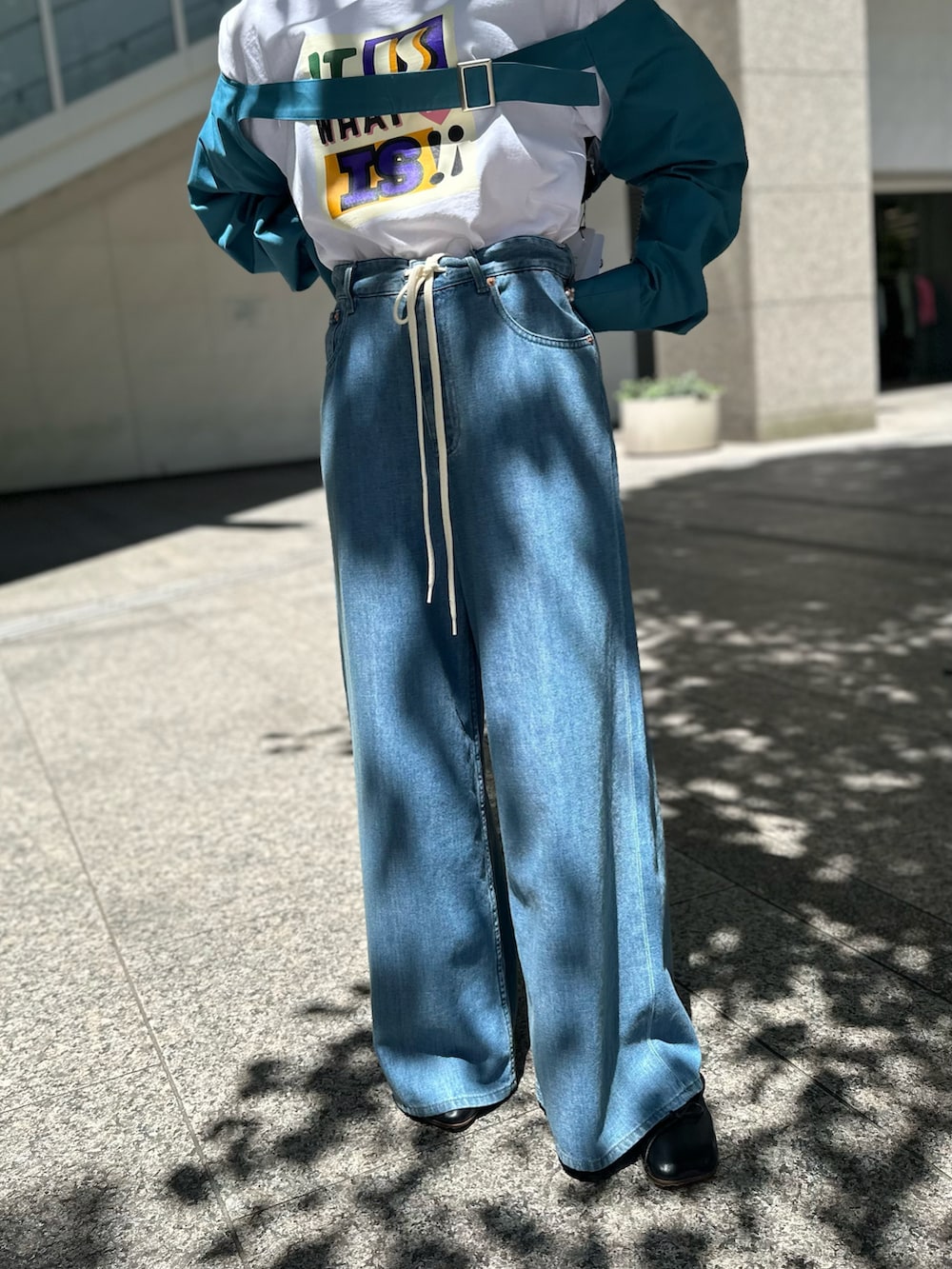 ブルー系のトップス、ホワイト系のTシャツ/カットソー、ブルー系のデニムパンツを着用したレディースの夏コーディネートの4枚目の写真