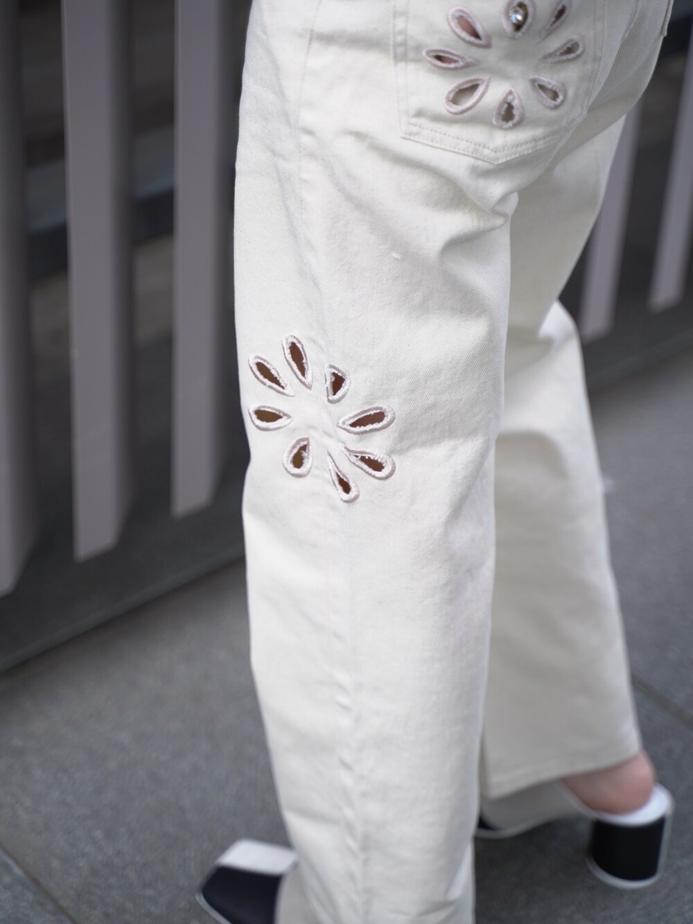 ブルー系のTシャツ/カットソー、ホワイト系のデニムパンツ、ホワイト系のサンダルを着用したレディースの春コーディネートの2枚目の写真