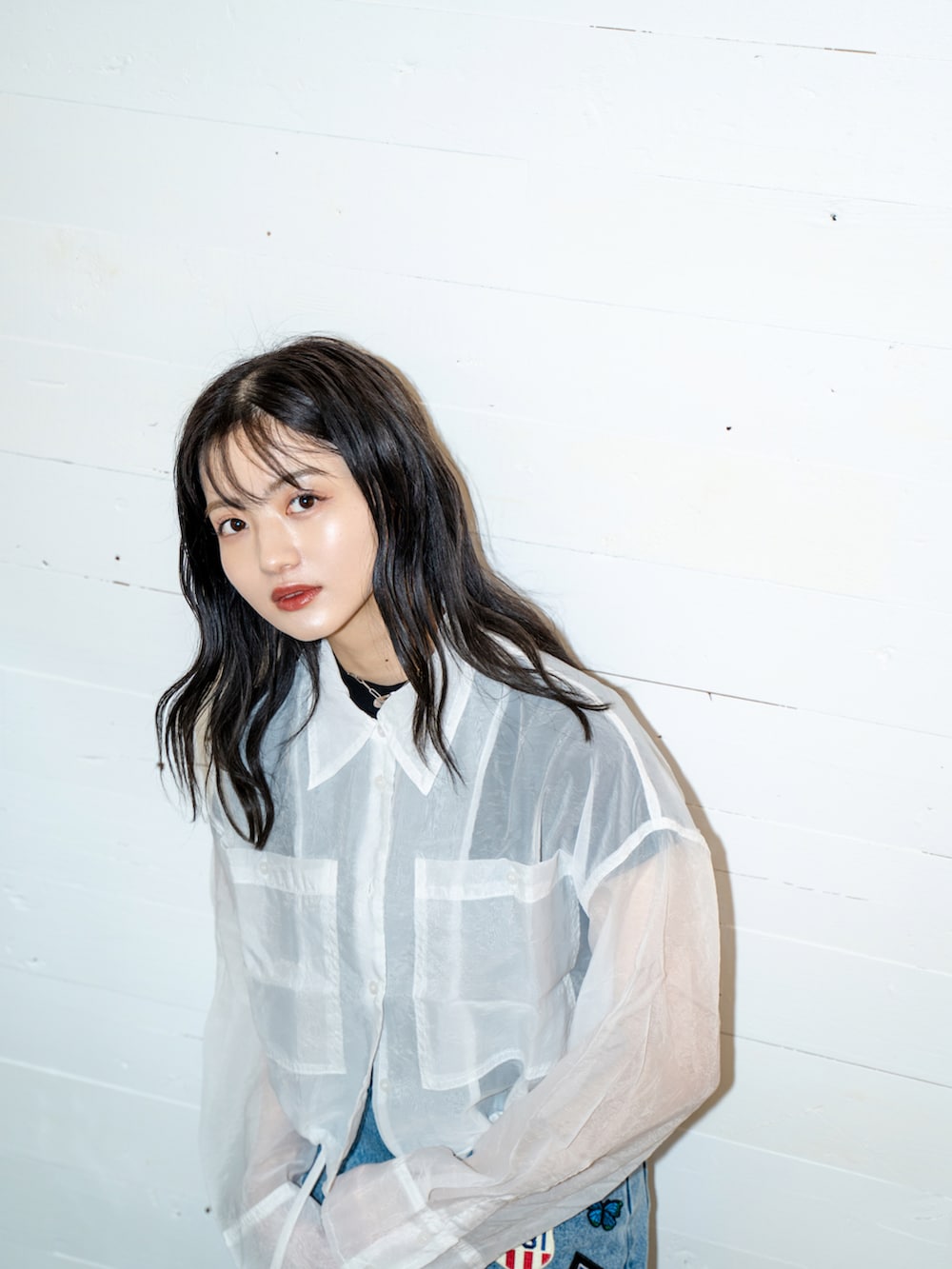 ブルー系のデニムパンツ、ホワイト系のシャツ/ブラウス、ブラック系のバレエシューズを着用したレディースの夏コーディネートの2枚目の写真