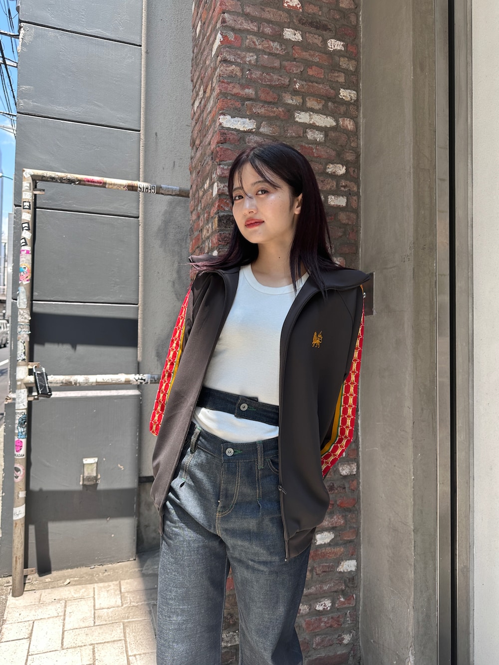 ブルー系のデニムパンツ、ブラック系のサンダル、グレー系のジャージを着用したレディースの夏コーディネートの2枚目の写真