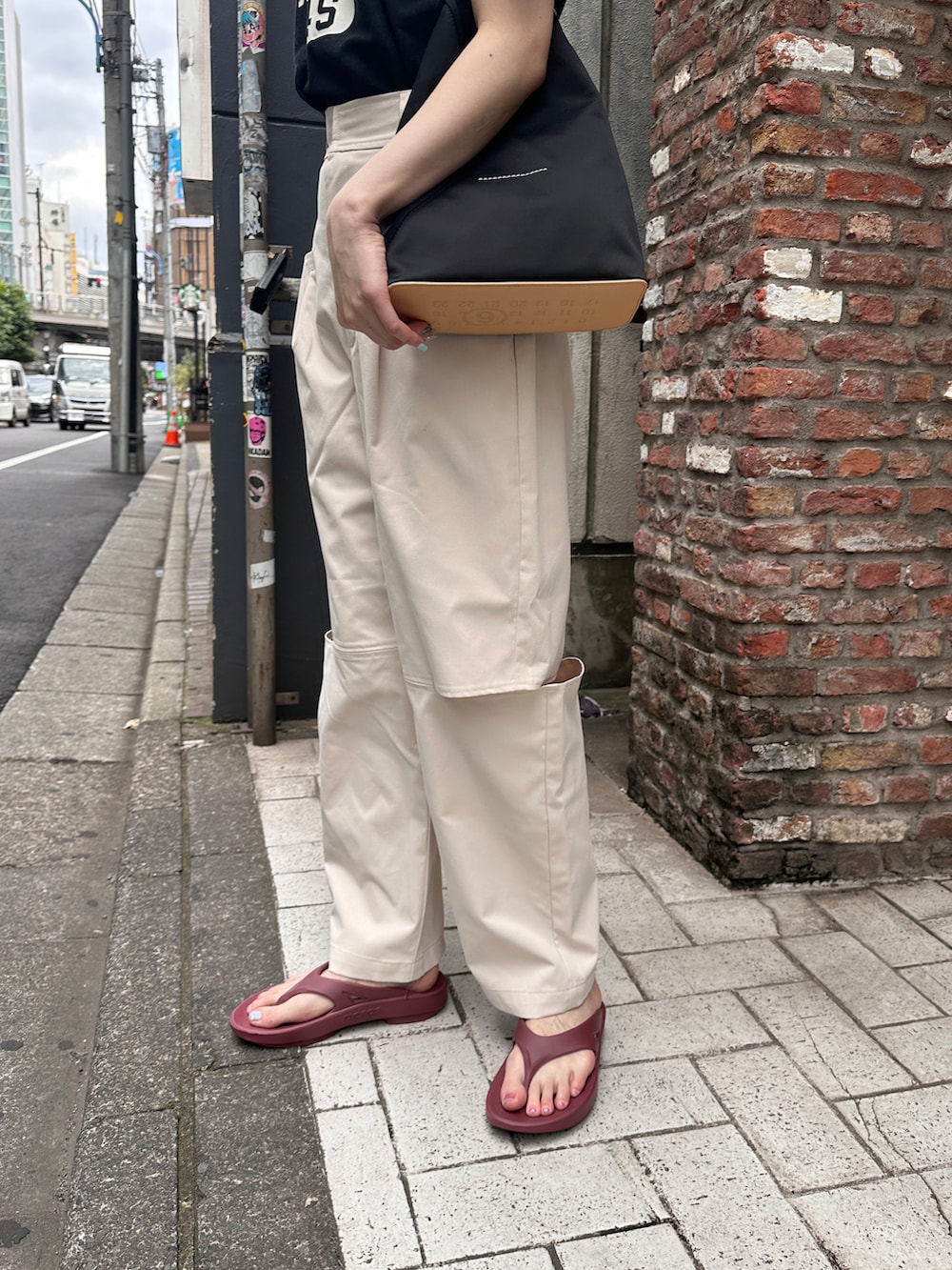 ブラック系のショルダーバッグ、ブラック系のTシャツ/カットソー、ホワイト系のその他パンツを着用したレディースの夏コーディネートの3枚目の写真