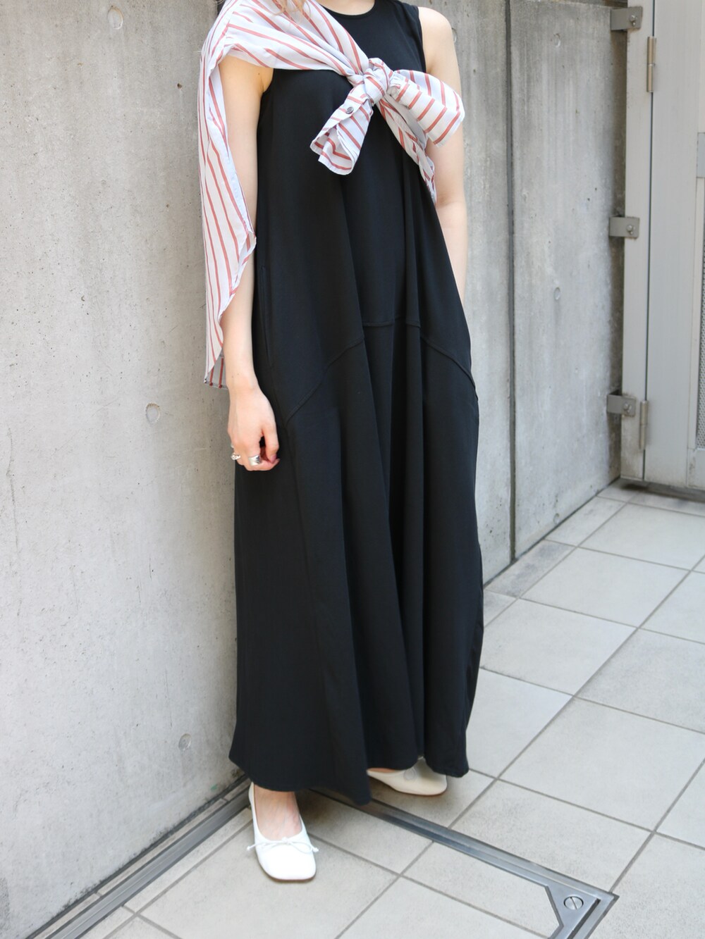 ホワイト系のシューズ、ブラック系のワンピース、レッド系のシャツ/ブラウスを着用したレディースの夏コーディネートの3枚目の写真