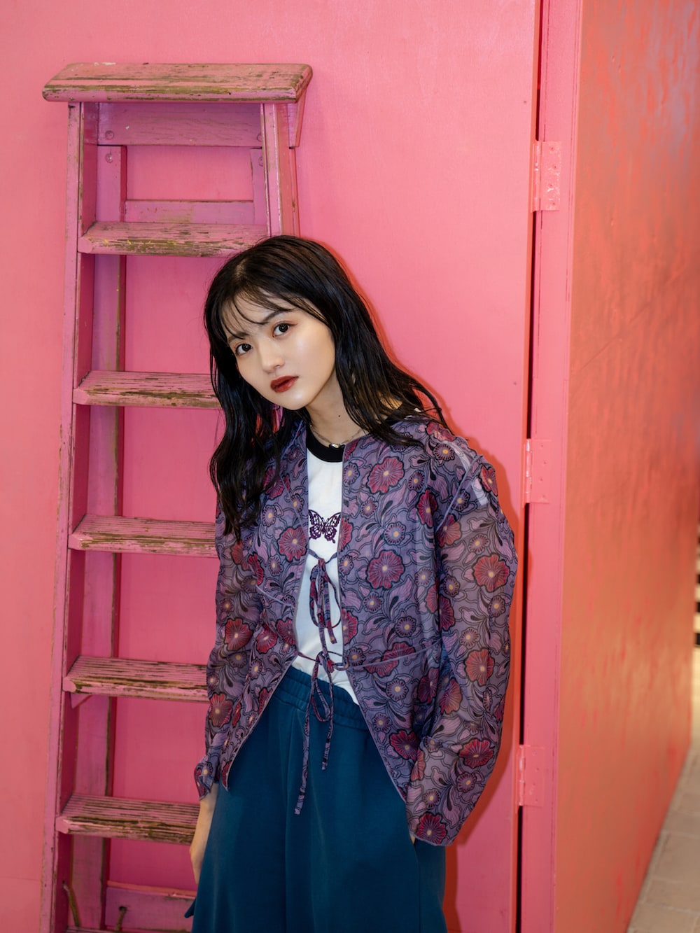 パープル系のシャツ/ブラウス、ブルー系のスウェットパンツ、ブラック系のブーツを着用したレディースの夏コーディネートの2枚目の写真