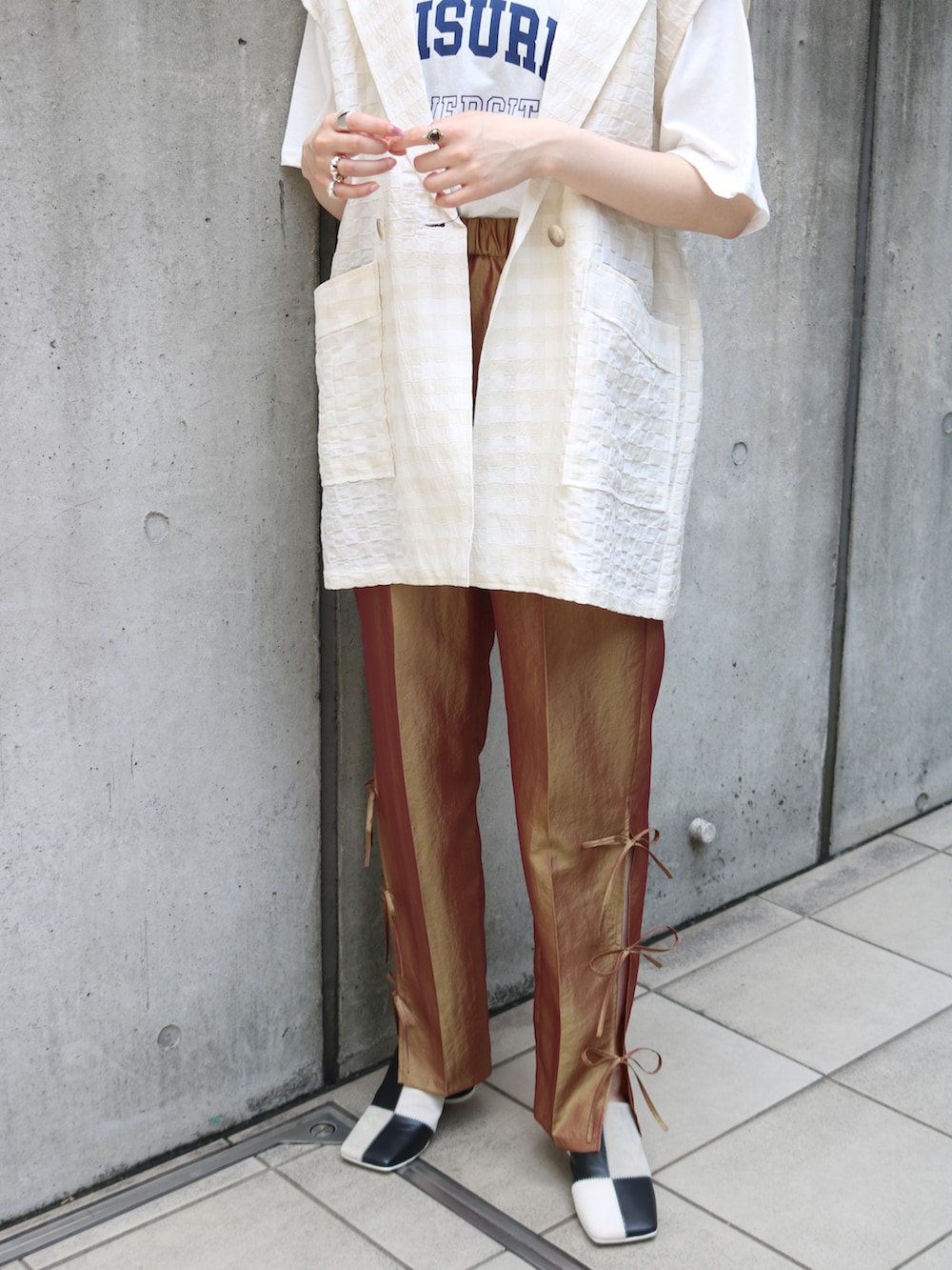 ゴールド系のその他パンツ、ホワイト系のサンダル、ホワイト系のTシャツ/カットソーを着用したレディースの夏コーディネートの3枚目の写真