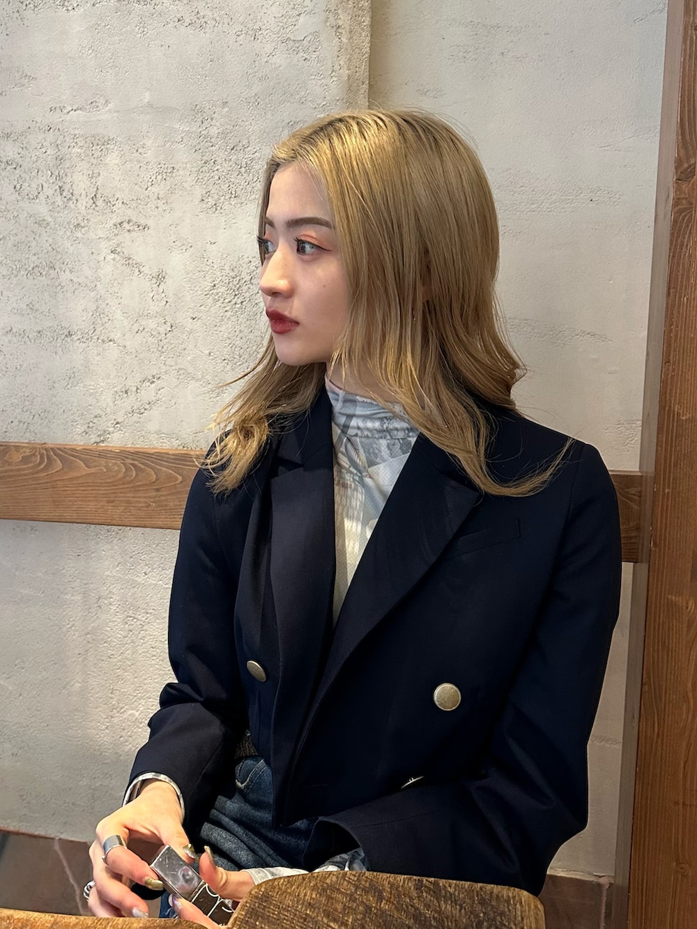 グレー系のその他トップス、ホワイト系のローファー、ブルー系のデニムパンツを着用したレディースの春コーディネートの2枚目の写真