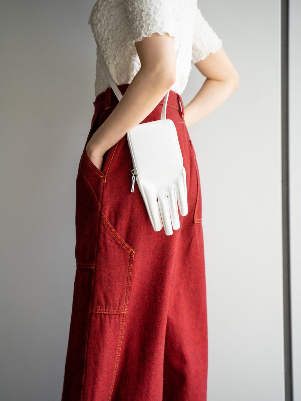 ホワイト系のTシャツ/カットソー、レッド系のデニムパンツ、ホワイト系のサンダルを着用したレディースの夏コーディネートの2枚目の写真