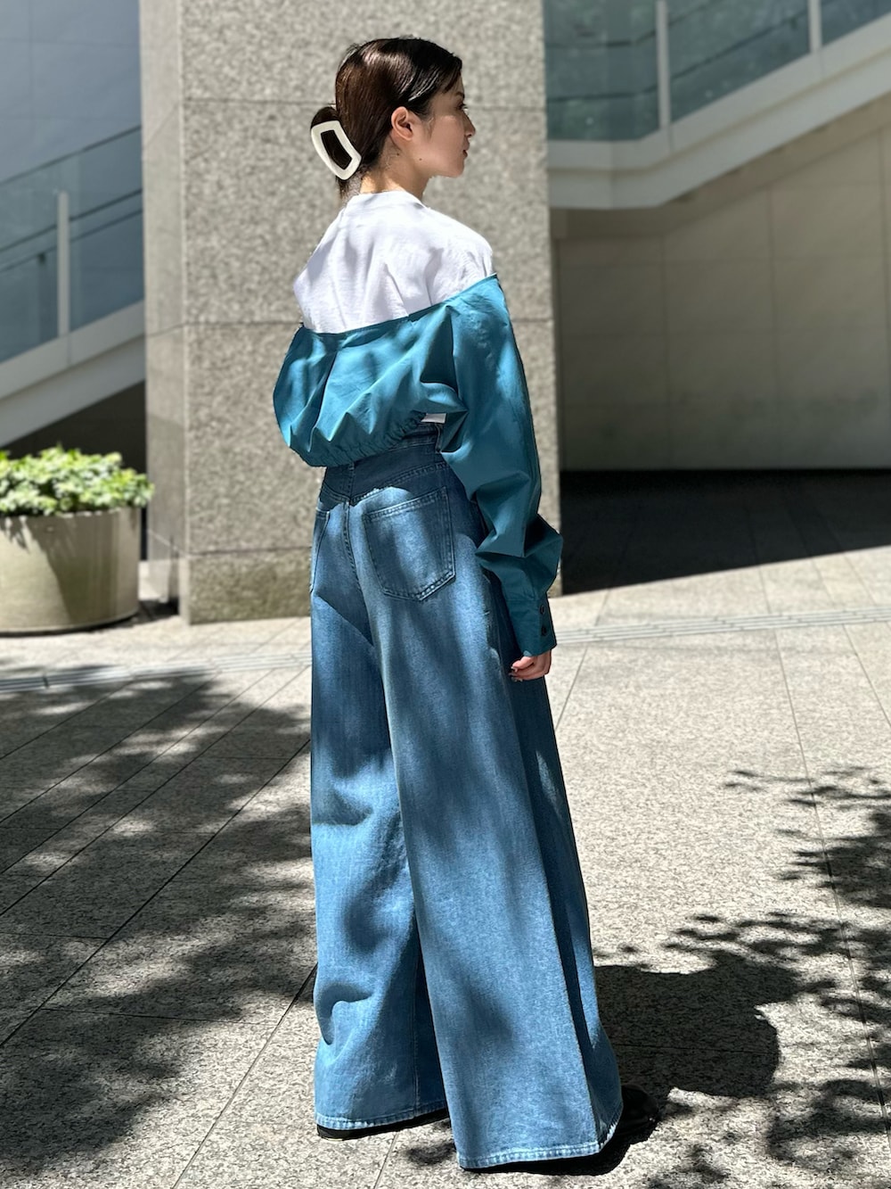 ブルー系のトップス、ホワイト系のTシャツ/カットソー、ブルー系のデニムパンツを着用したレディースの夏コーディネートの3枚目の写真