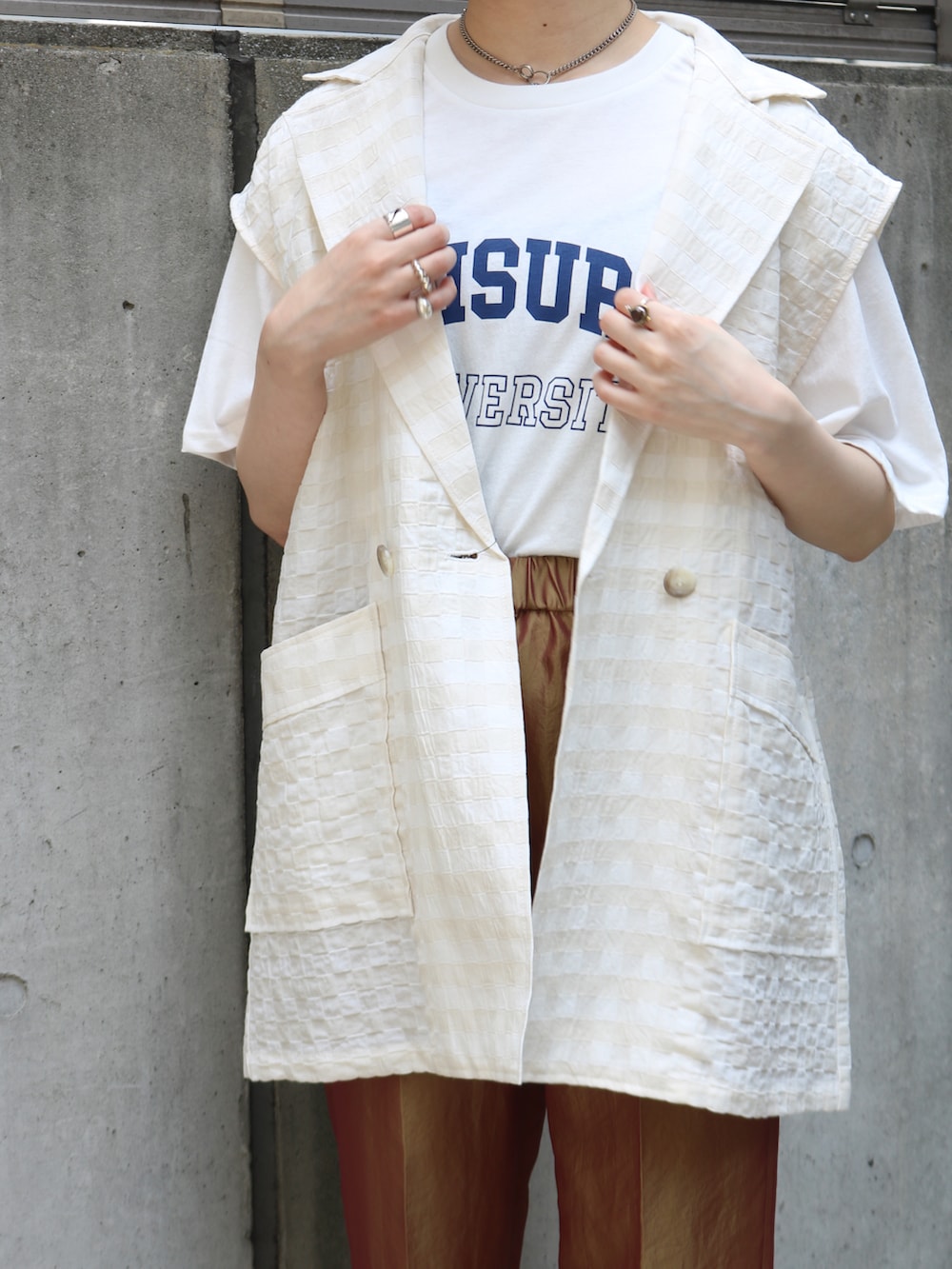 ゴールド系のその他パンツ、ホワイト系のサンダル、ホワイト系のTシャツ/カットソーを着用したレディースの夏コーディネートの2枚目の写真