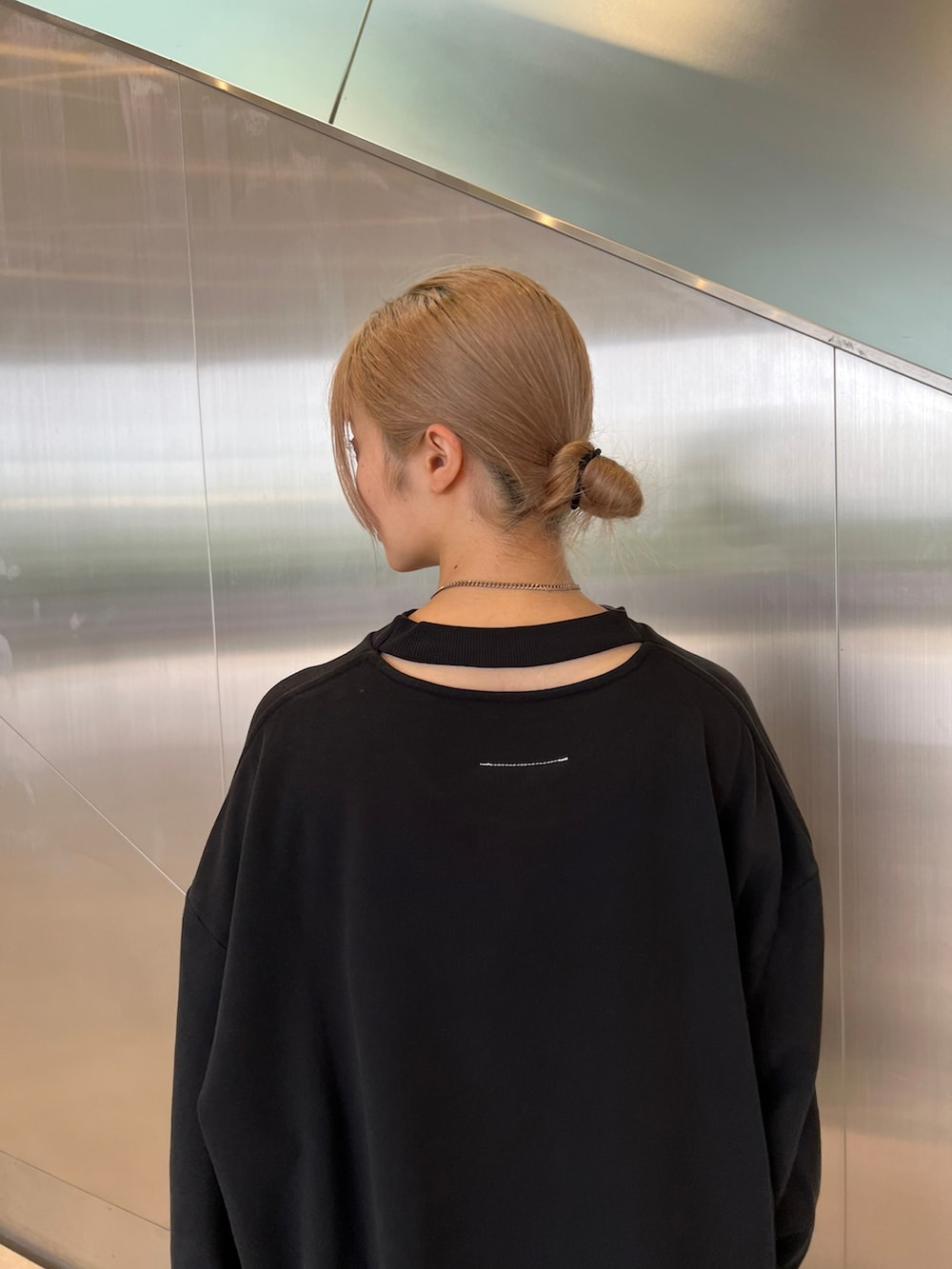 ブラック系のブーツ、ブラック系のスウェットを着用したレディースの夏コーディネートの3枚目の写真