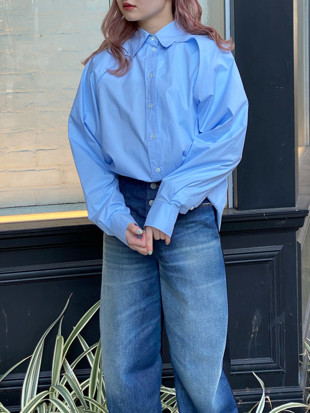 ブルー系のデニムパンツ、ブルー系のシャツ/ブラウス、ブラック系のブーツを着用したレディースの春コーディネートの3枚目の写真