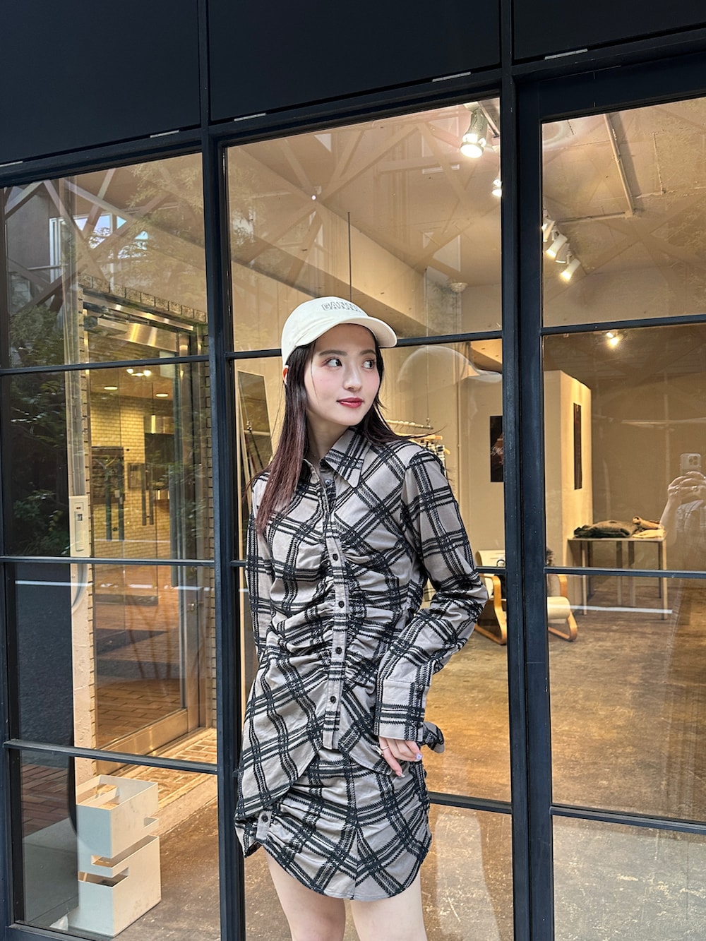 ブラウン系のシャツ/ブラウス、ブラウン系のスカート、ブラック系のスニーカーを着用したレディースの春コーディネートの3枚目の写真