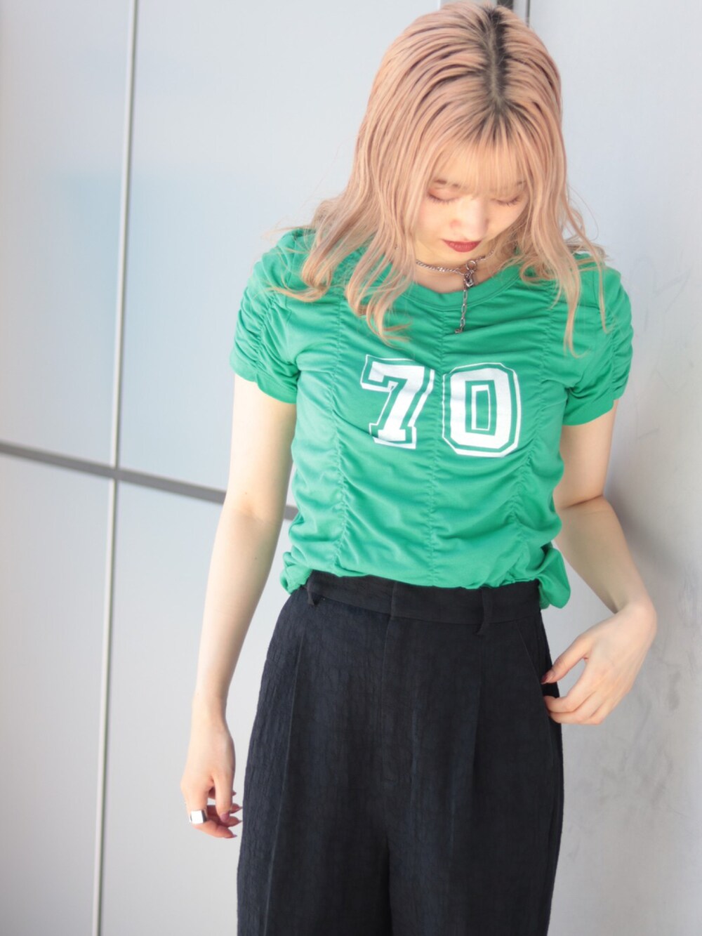 ブルー系のスラックス、グリーン系のTシャツ/カットソー、ホワイト系のサンダルを着用したレディースの夏コーディネートの2枚目の写真