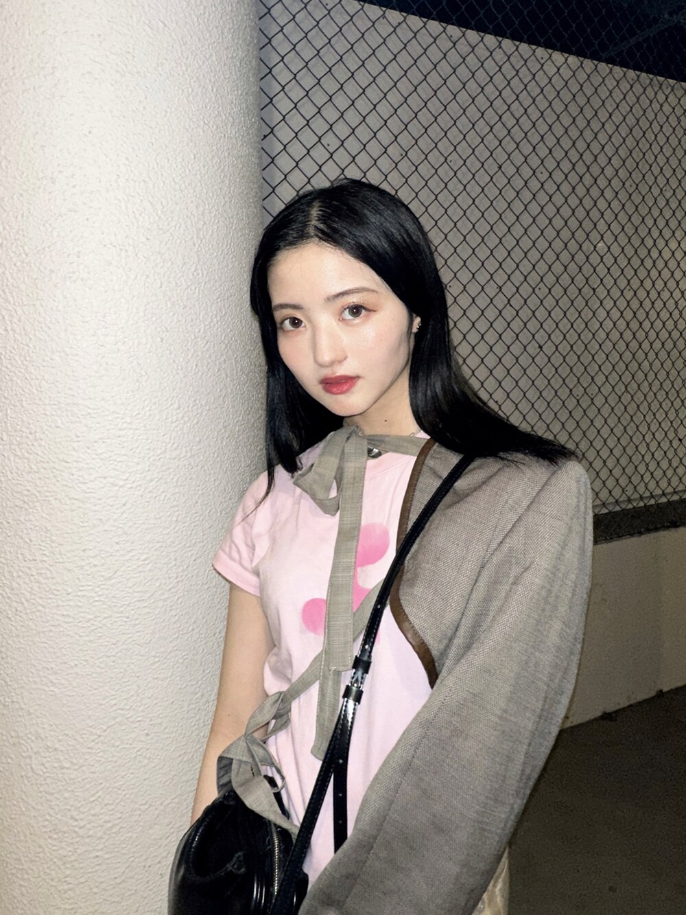 ピンク系のTシャツ/カットソー、ブラウン系のその他トップス、ブラック系のショルダーバッグを着用したレディースの夏コーディネートの2枚目の写真