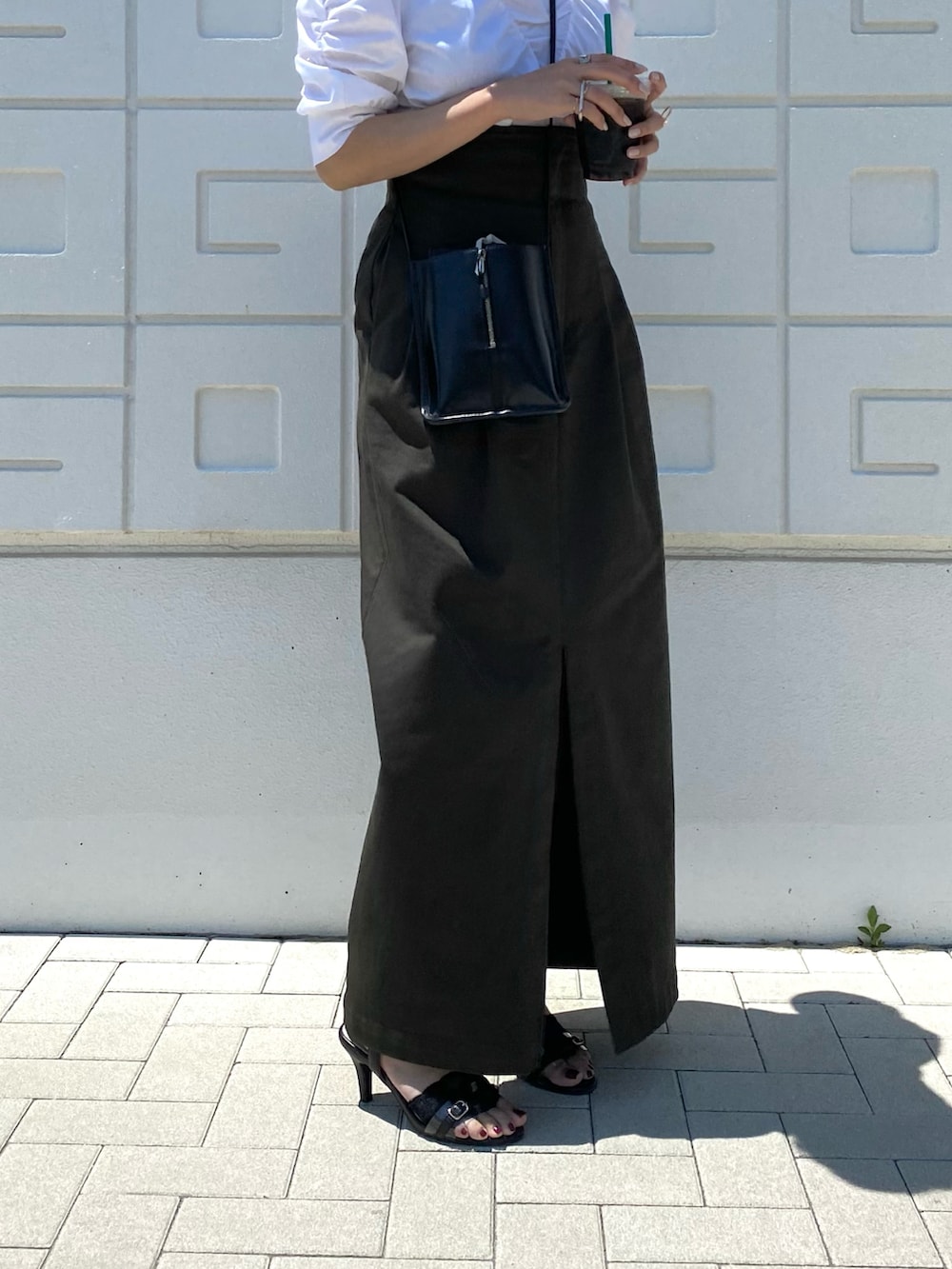 「大人コーデ、春夏コーデ、サンダル、Tシャツ、きれいめカジュアル、クリアサンダル、ボリューム袖、タックイン、白Tシャツ、サングラス、ハイウエストスカート、パワショル、ヒール、オリエンタルトラフィック、21221」｜「ORiental TRafficの■2022春夏新作■PVCベルトヒールサンダル/21221（サンダル、ブラック系）」を使った、yumiさん（レディース・155cm）の春コーディネートの2枚目の写真