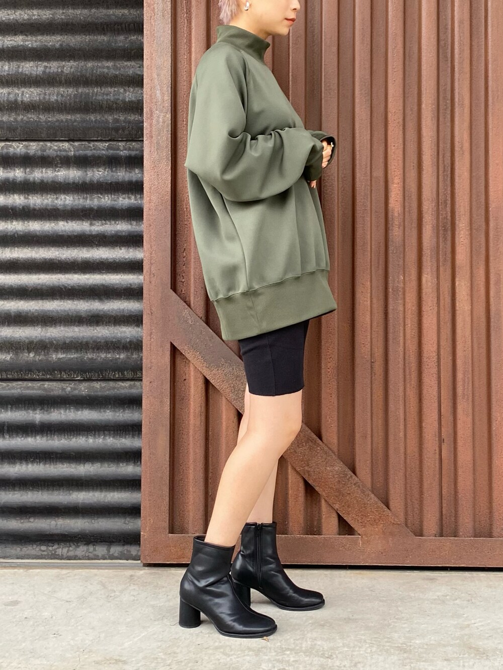 ブラック系のブーツ、グリーン系のTシャツ/カットソー、ブラック系のその他パンツを着用したレディースの秋コーディネートの3枚目の写真