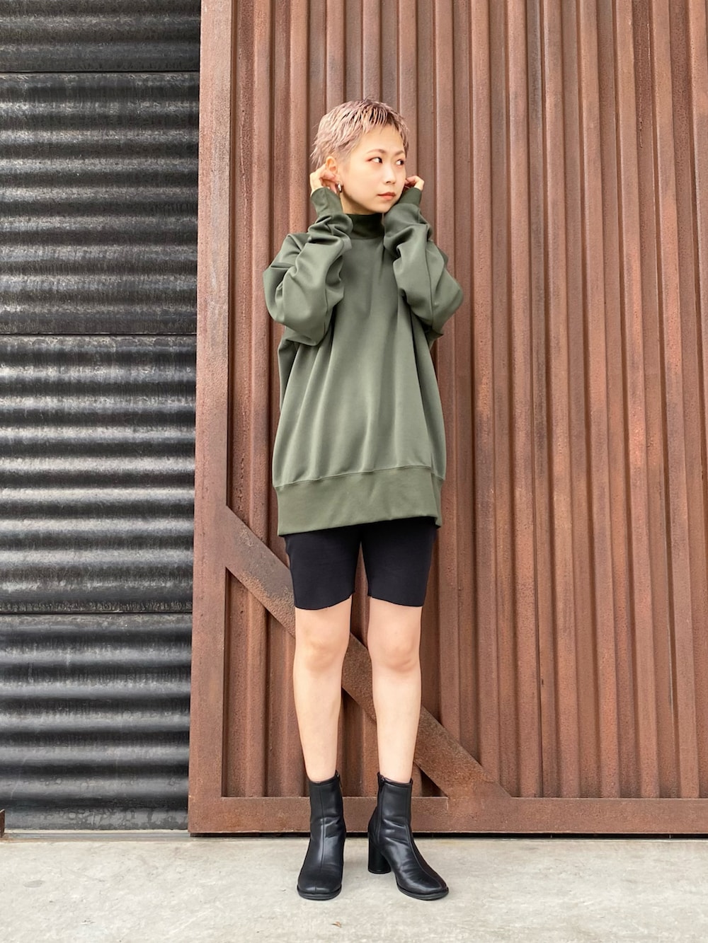 ブラック系のブーツ、グリーン系のTシャツ/カットソー、ブラック系のその他パンツを着用したレディースの秋コーディネートの2枚目の写真