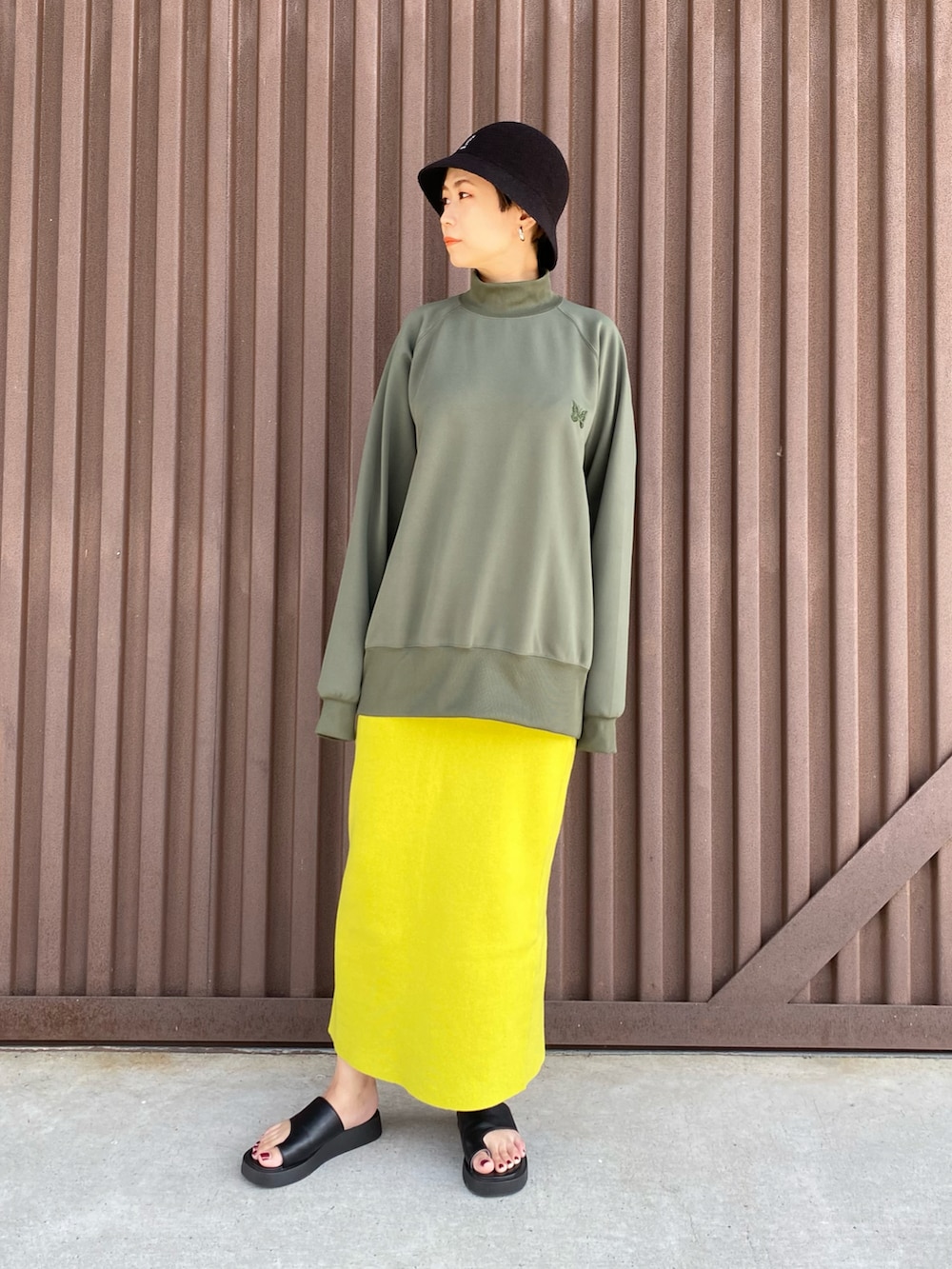 「ストリート、バケットハット、ニットスカート、トングサンダル、プルオーバー、シンプルコーデ、NEEDLES、ニードルス、秋服準備はじめました、カラースカート、21241、オリエンタルトラフィック、ORiental TRaffic(ORiental TRaffic)」｜「ORiental TRafficの■2022春夏新作■厚底トングサンダル/21241（サンダル、ブラック系）」を使った、yumiさん（レディース・155cm）の夏コーディネートの2枚目の写真