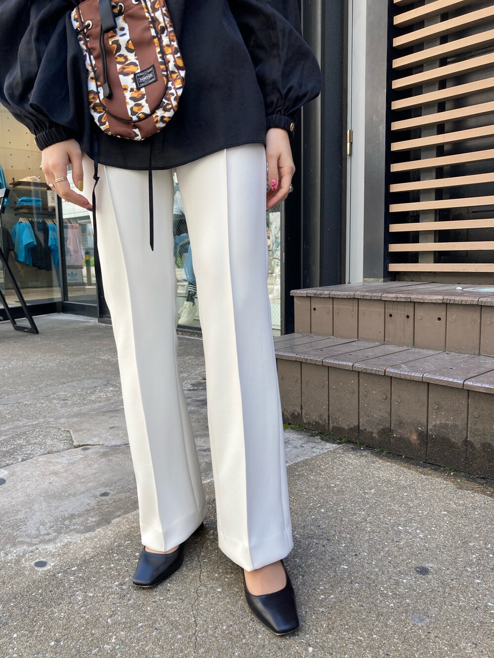 ブラック系のシャツ/ブラウス、ブラウン系のショルダーバッグ、ホワイト系のその他パンツを着用したレディースの春コーディネートの4枚目の写真