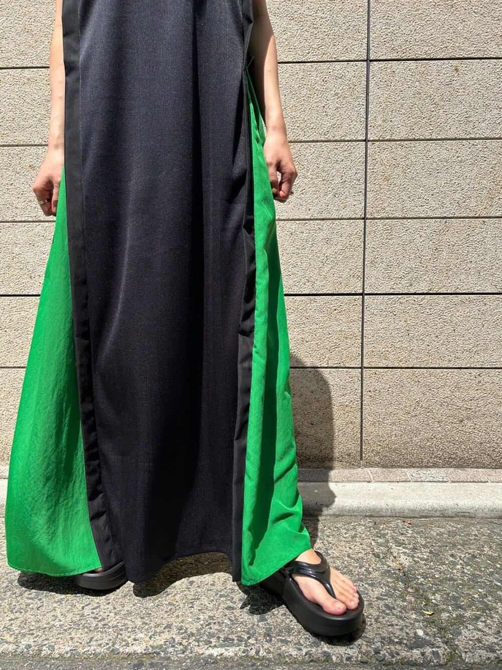 ブラック系のサンダル、グリーン系のカーディガン/ボレロ、グリーン系のワンピースを着用したレディースの春コーディネートの4枚目の写真